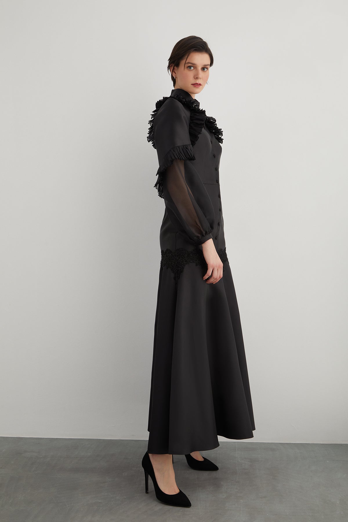 Pile Detaylı Yakası İşlemeli V Yaka Kloş Maxi Elbise