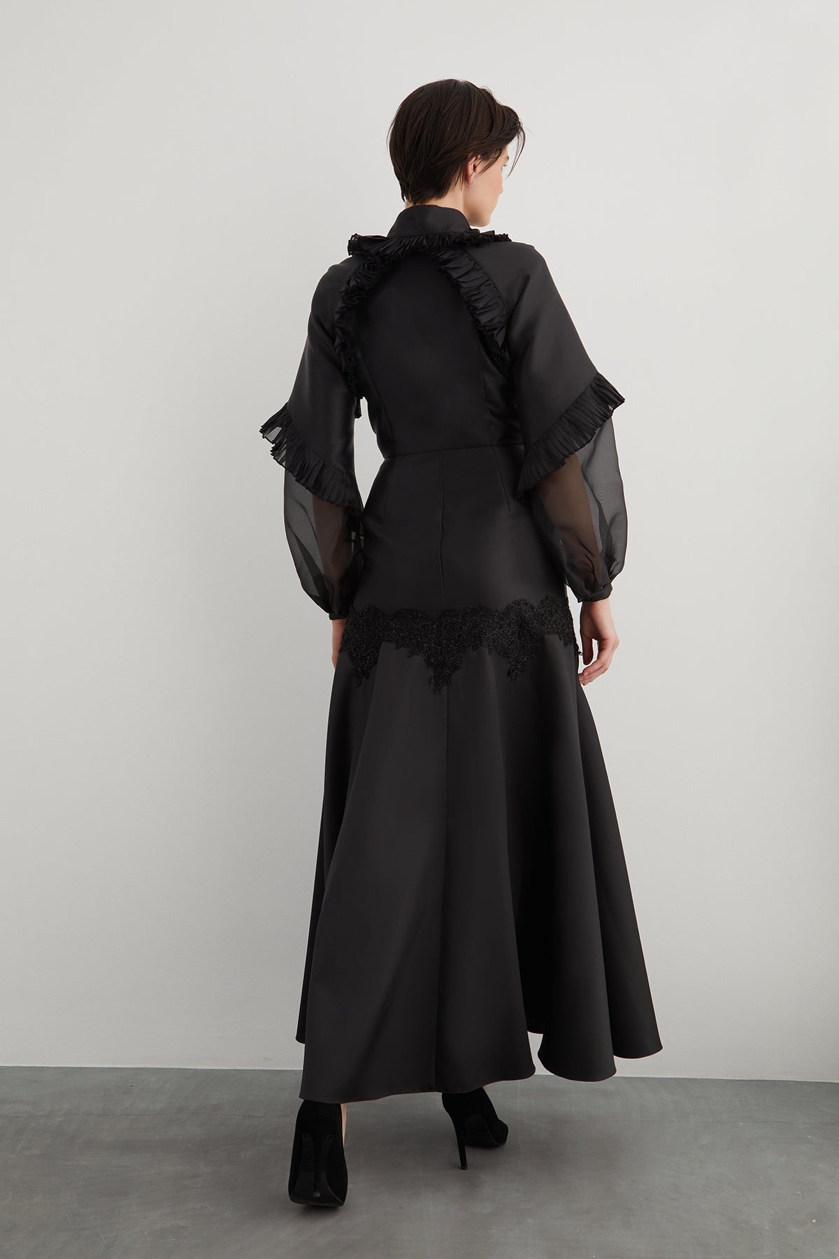 Pile Detaylı Yakası İşlemeli V Yaka Kloş Uzun Elbise