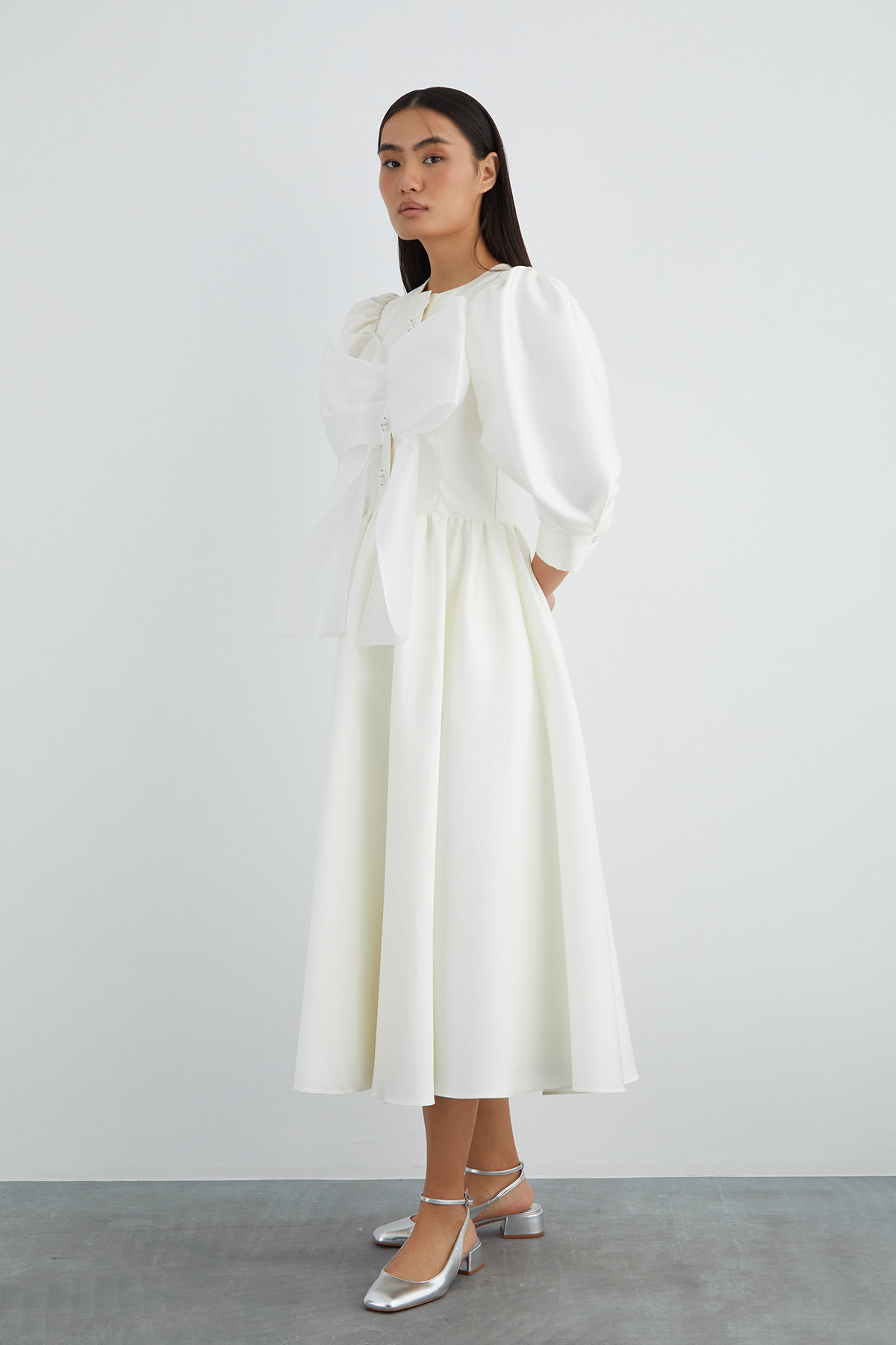 Kurdela Detaylı İşlemeli Ekru Midi Boy Elbise