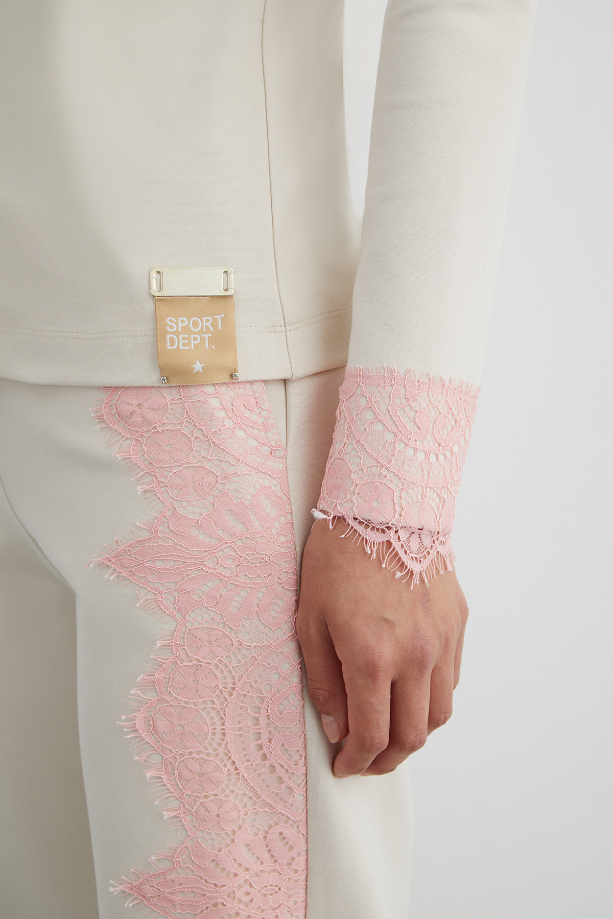 Aksesuar Detaylı Kol Ucu Dantelli Uzun Kollu T-Shirt