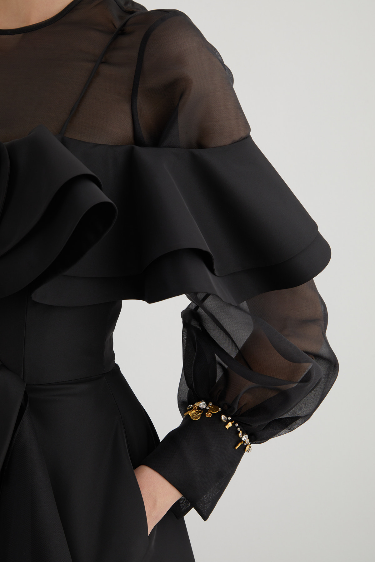 Çıkarılabilir Transparan Bluz Detaylı Manşeti İşlemeli Askılı Maxi Elbise