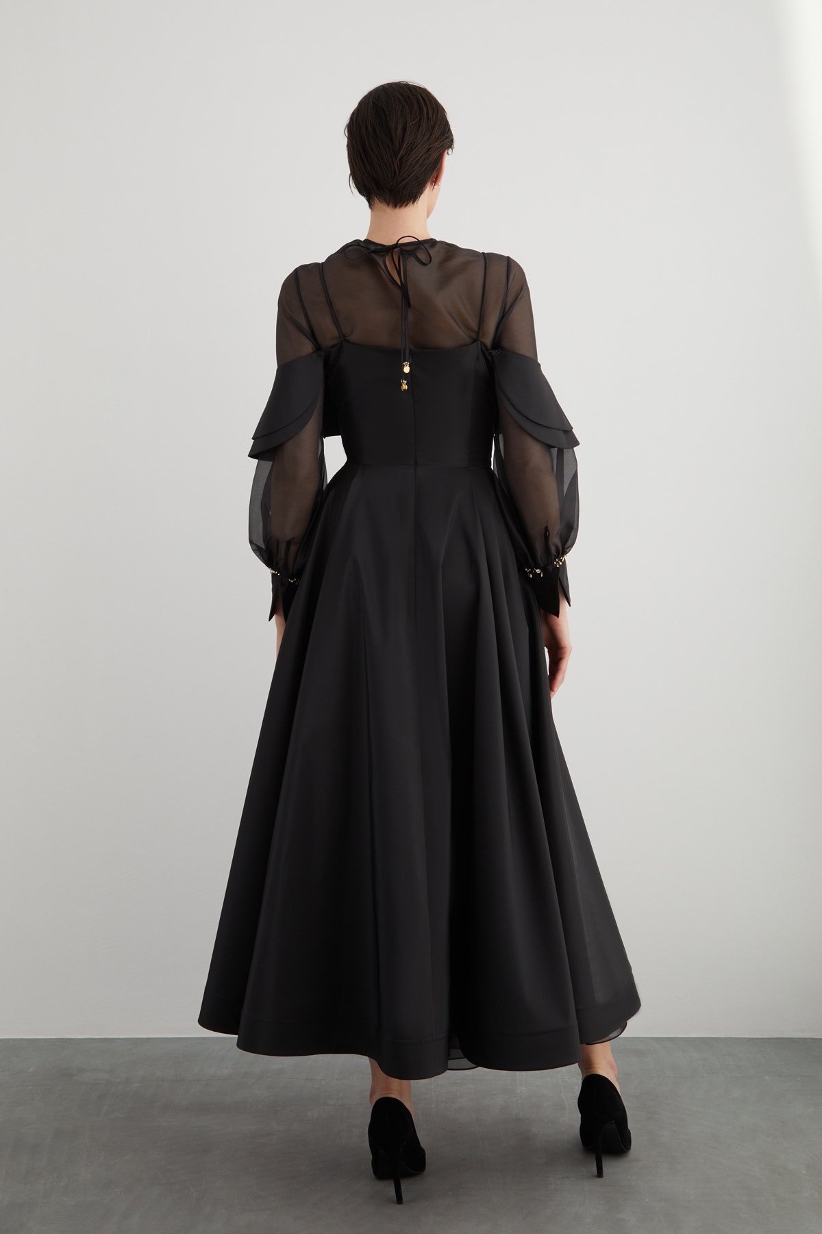 Çıkarılabilir Transparan Bluz Detaylı Manşeti İşlemeli Askılı Maxi Elbise