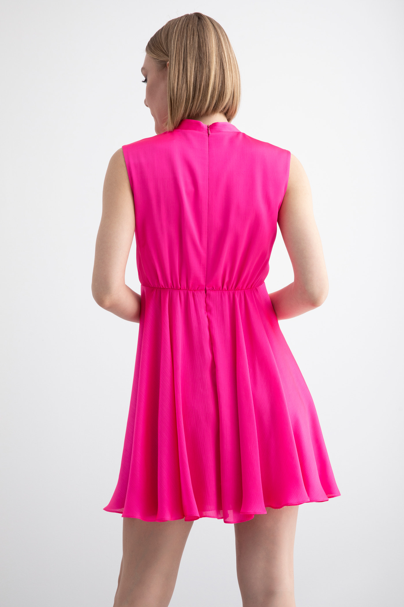 V Yakalı Kalp Broş Detaylı Mini Elbise