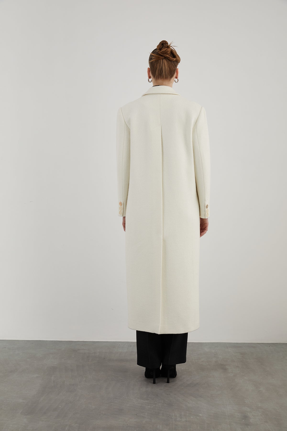 Önü Düğmeli Arkası Yırtmaçlı Midi Boy Ekru Kaşe Kaban