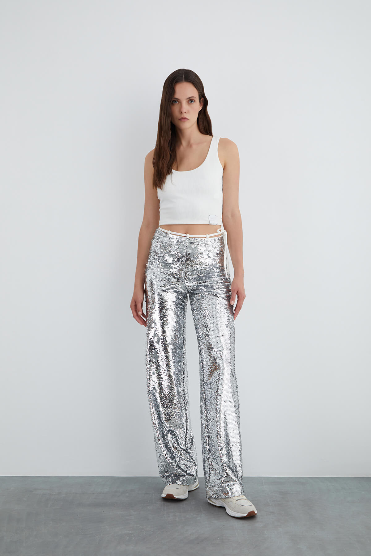 Etek Ucu Etiket Detaylı Kolsuz Kısa Bluz