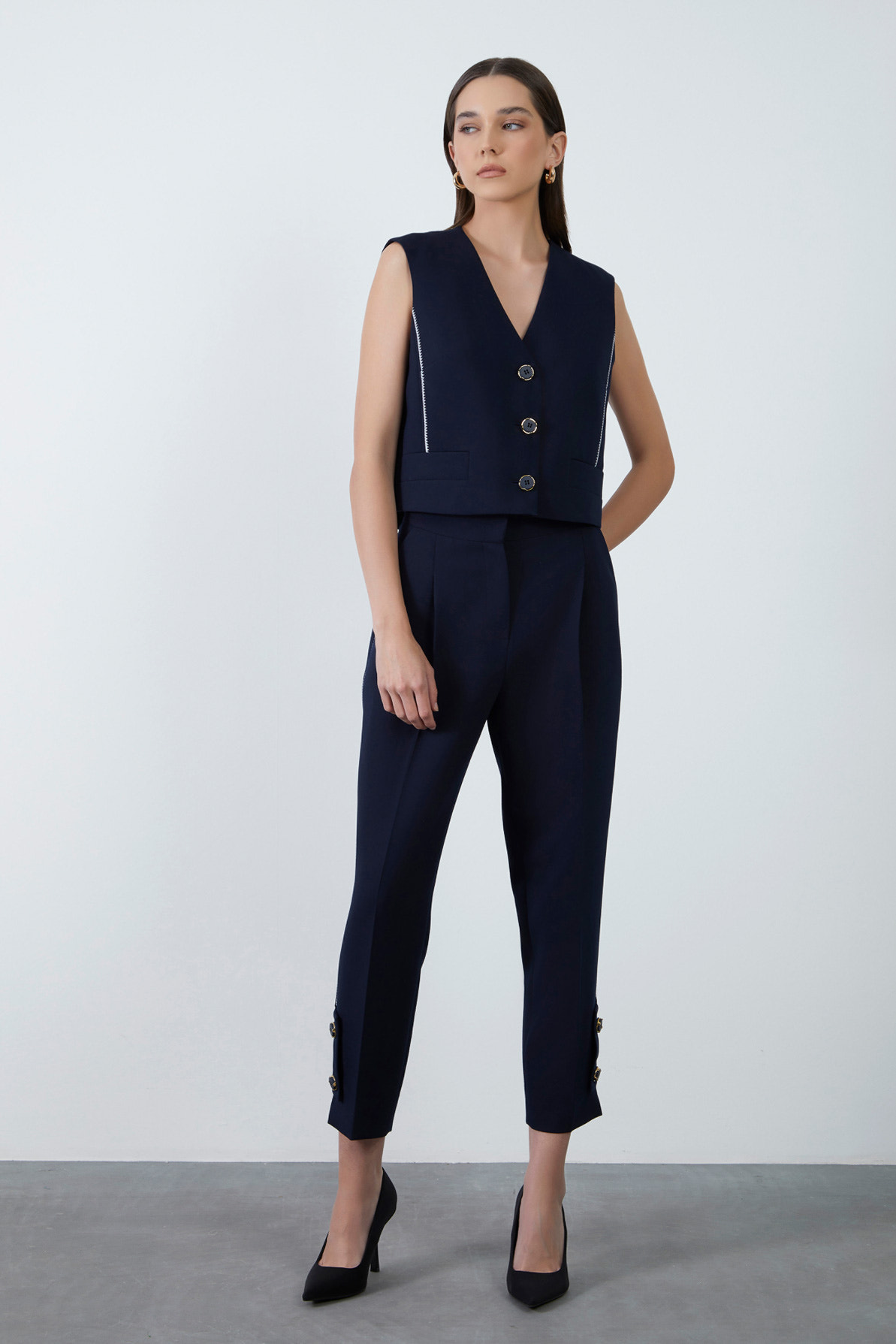 Kupları Nakışlı Düğme Detaylı Yelek