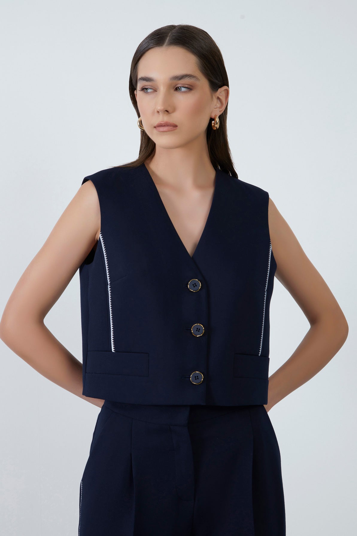 Kupları Nakışlı Düğme Detaylı Yelek