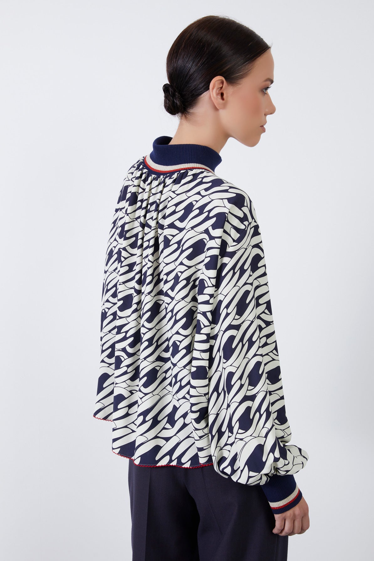 Arkası Fermuarlı Yaka Ve Manşet Triko Bantlı Etek Ucu Dikiş Detaylı Bluz