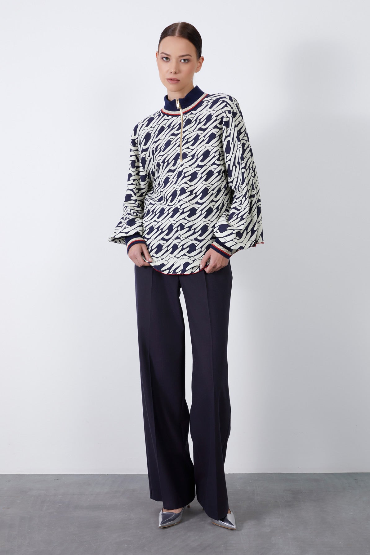 Arkası Fermuarlı Yaka Ve Manşet Triko Bantlı Etek Ucu Dikiş Detaylı Bluz