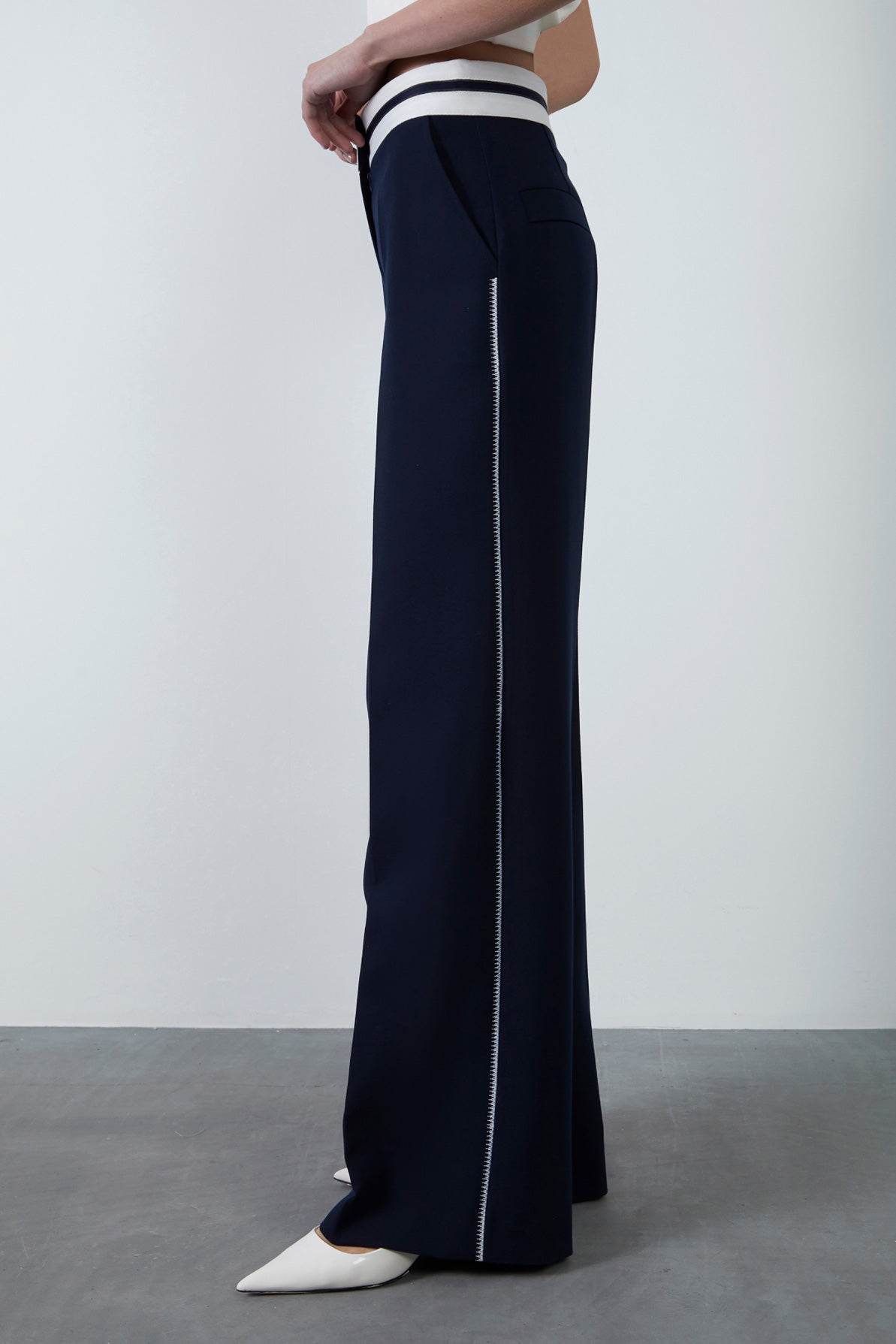 Nakış Detaylı Kemerli Bol Paça Pantolon