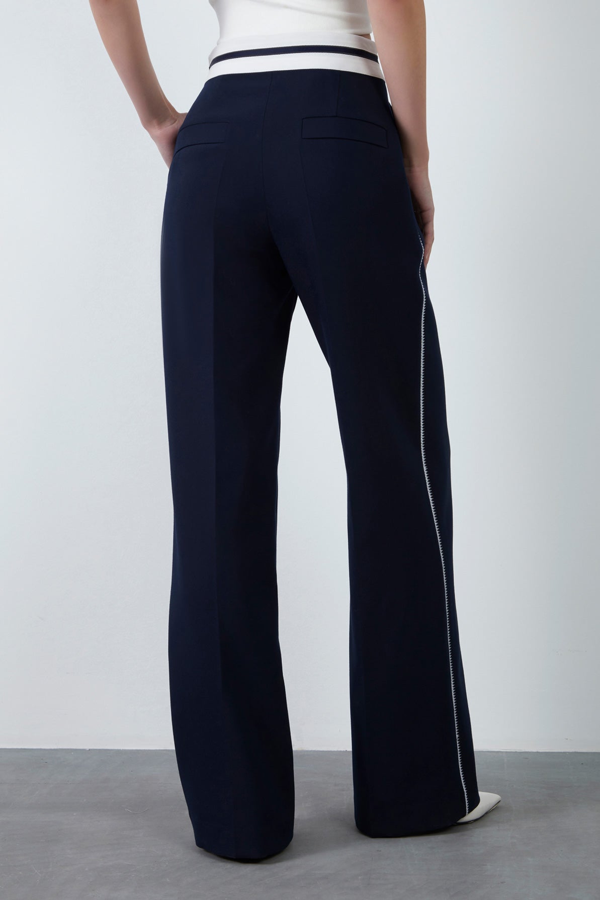 Nakış Detaylı Kemerli Bol Paça Pantolon