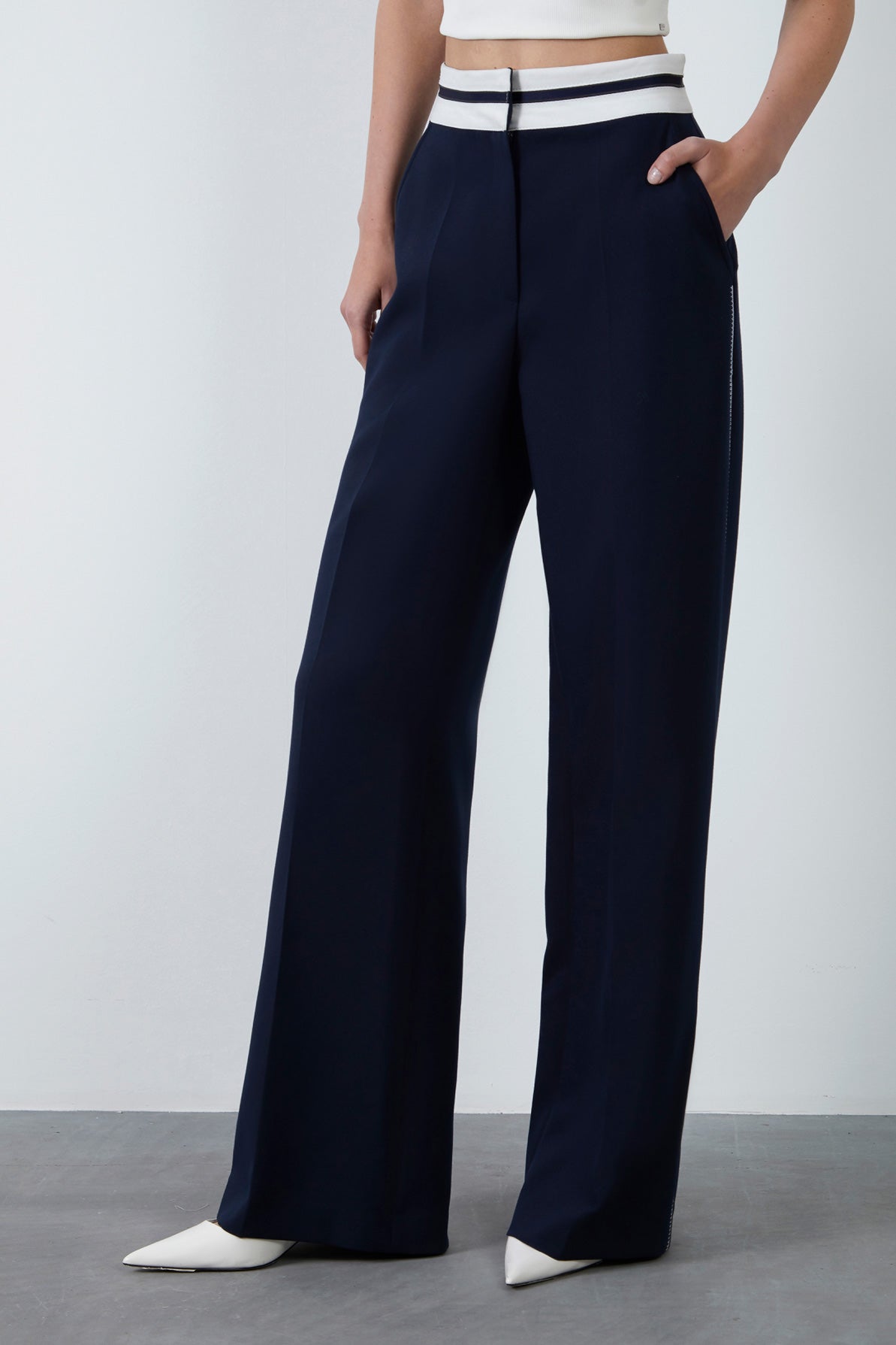 Nakış Detaylı Kemerli Bol Paça Pantolon