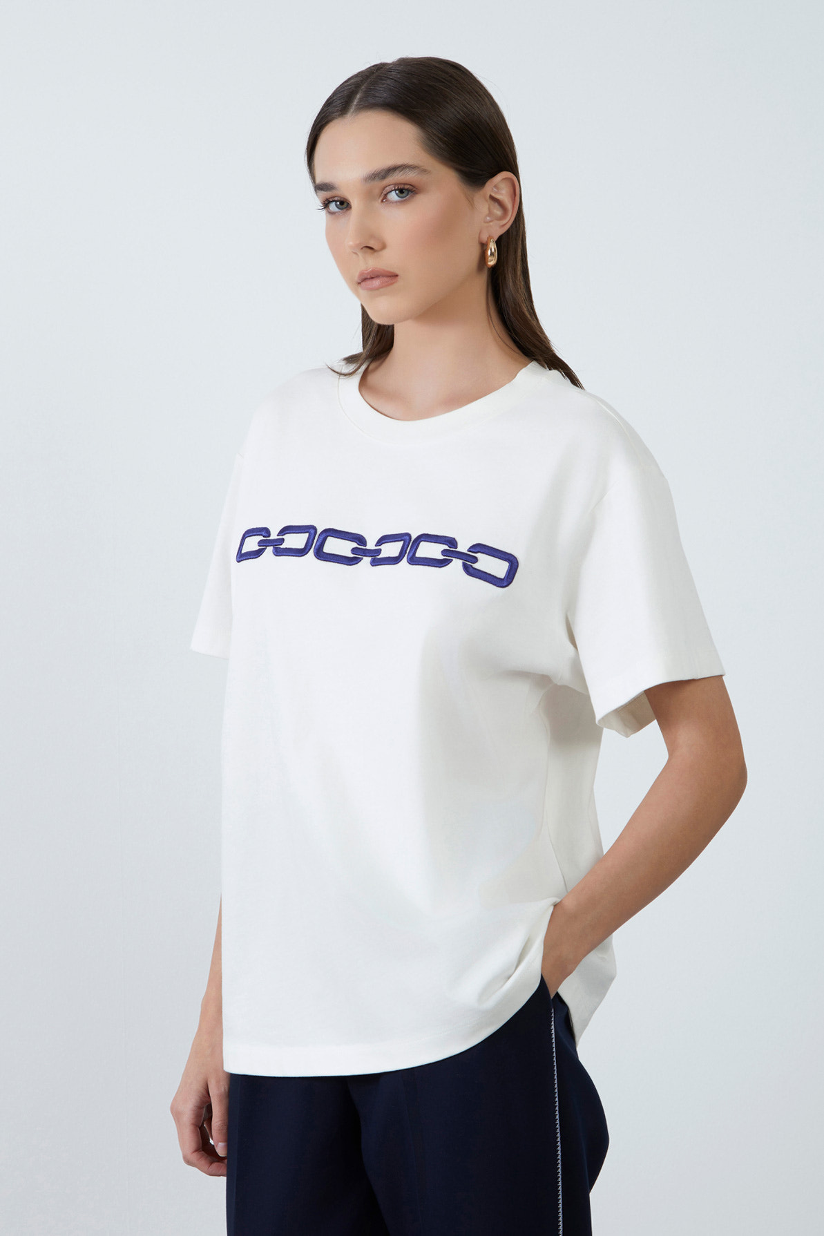 Ön Beden Nakış Detaylı Bisiklet Yaka T-shirt