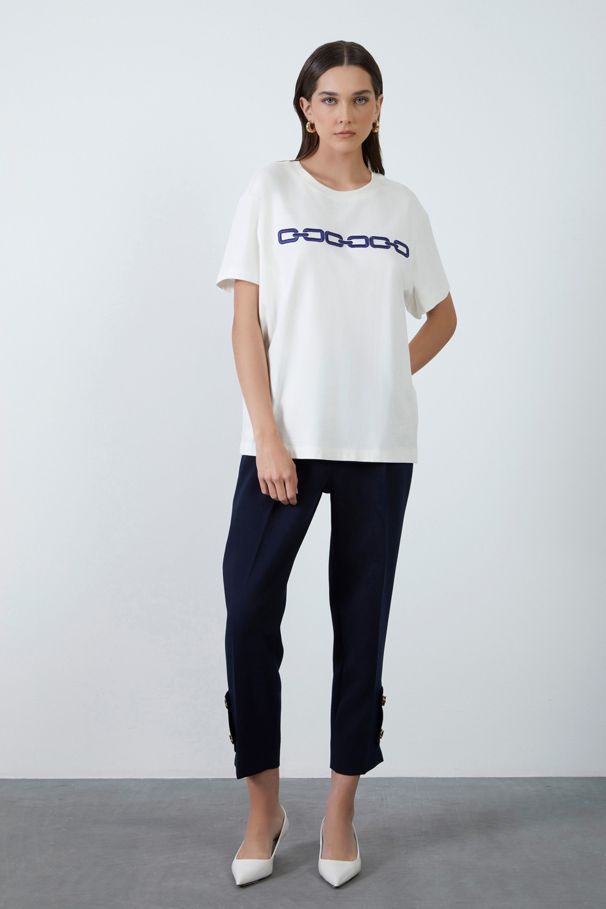 Ön Beden Nakış Detaylı Bisiklet Yaka T-shirt