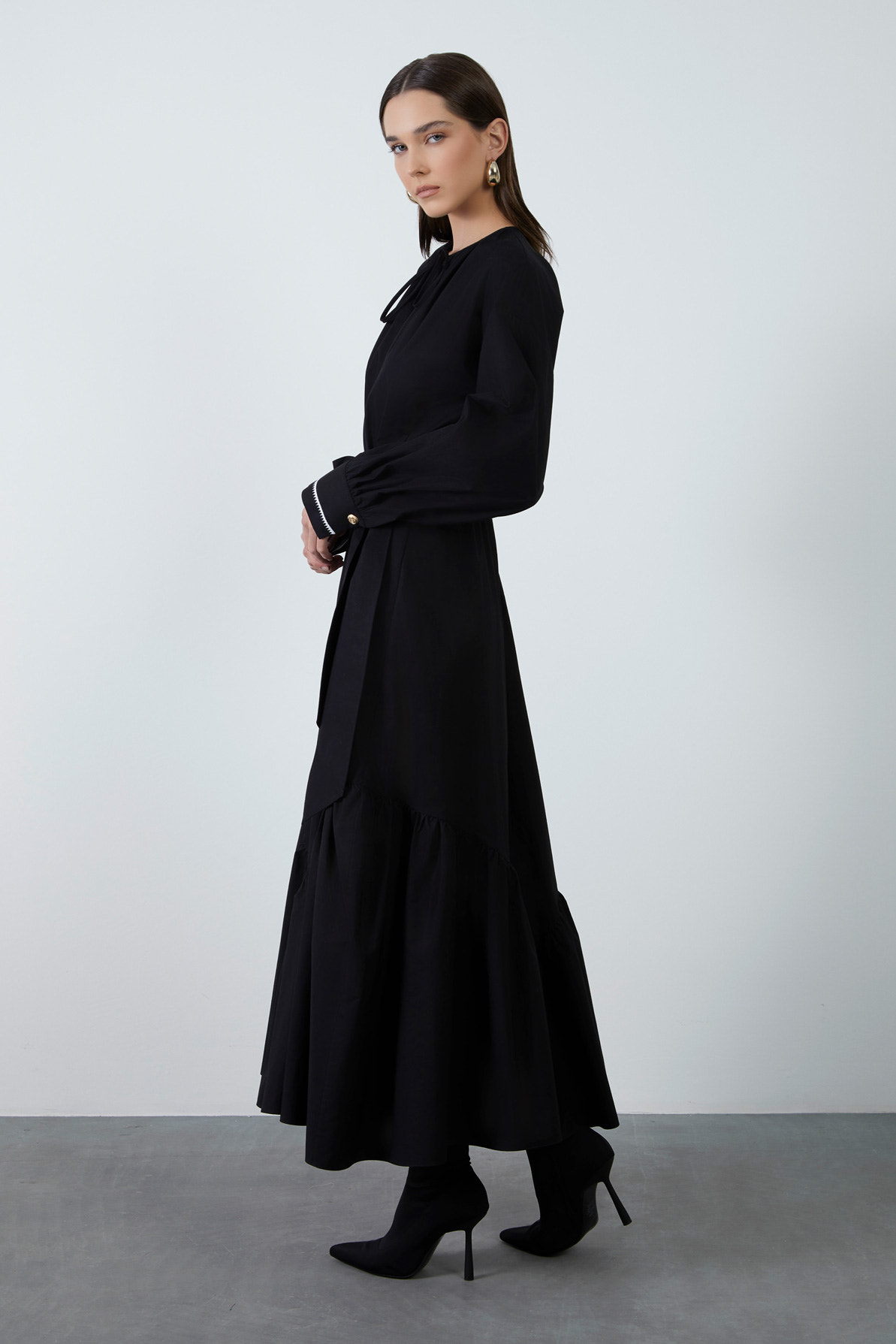 Ön Beden Ve Manşetnakış Detaylıyakası Bağcıklı Midi Elbise