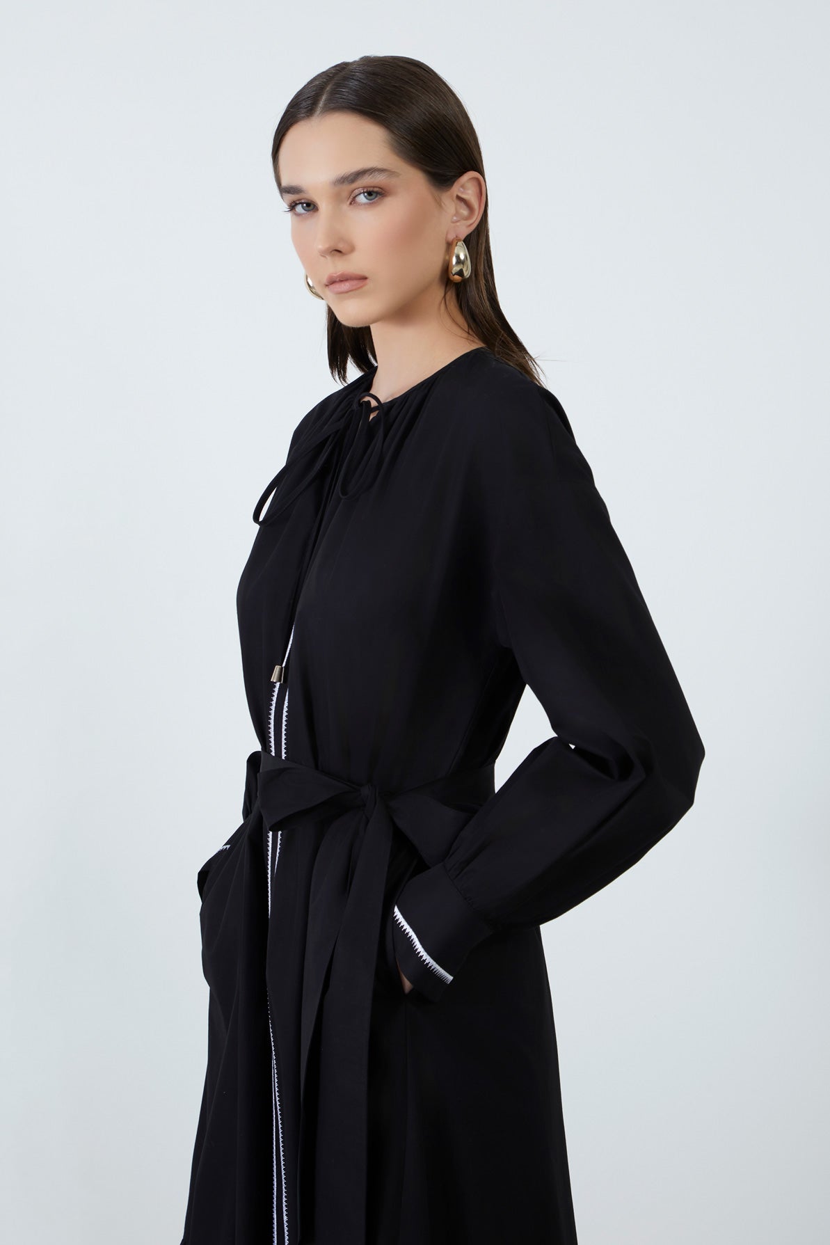 Ön Beden Ve Manşetnakış Detaylıyakası Bağcıklı Midi Elbise