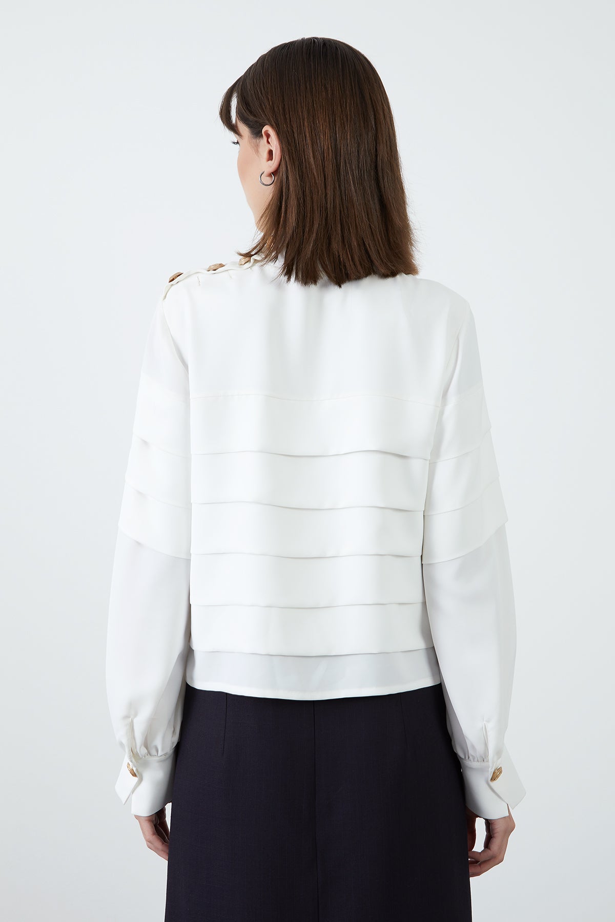 Omuzdan Düğme Detaylı Kat Kat Dik Yaka Ekru Bluz