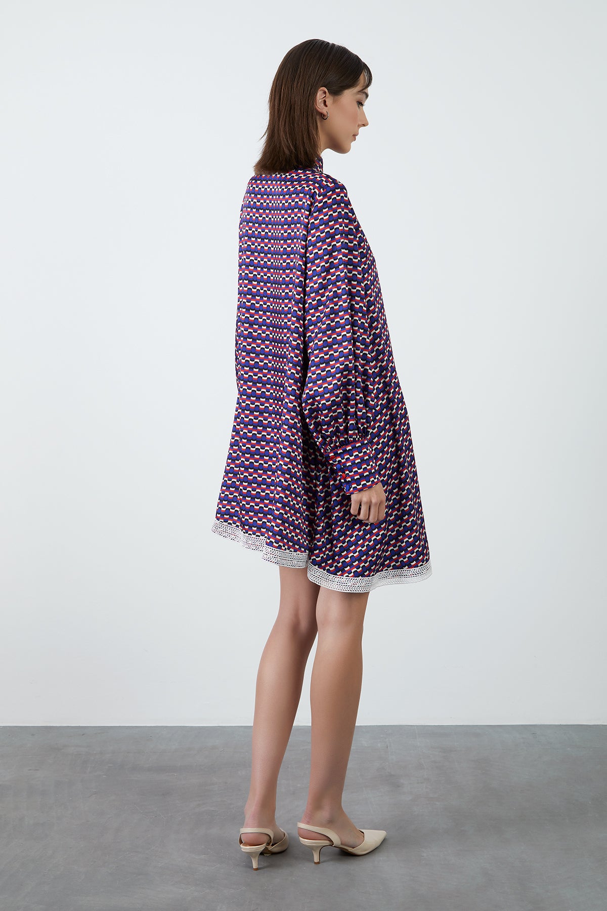 Ön Beden Damla Detaylı Tek Ucu Dantel Şeritli Mini Elbise