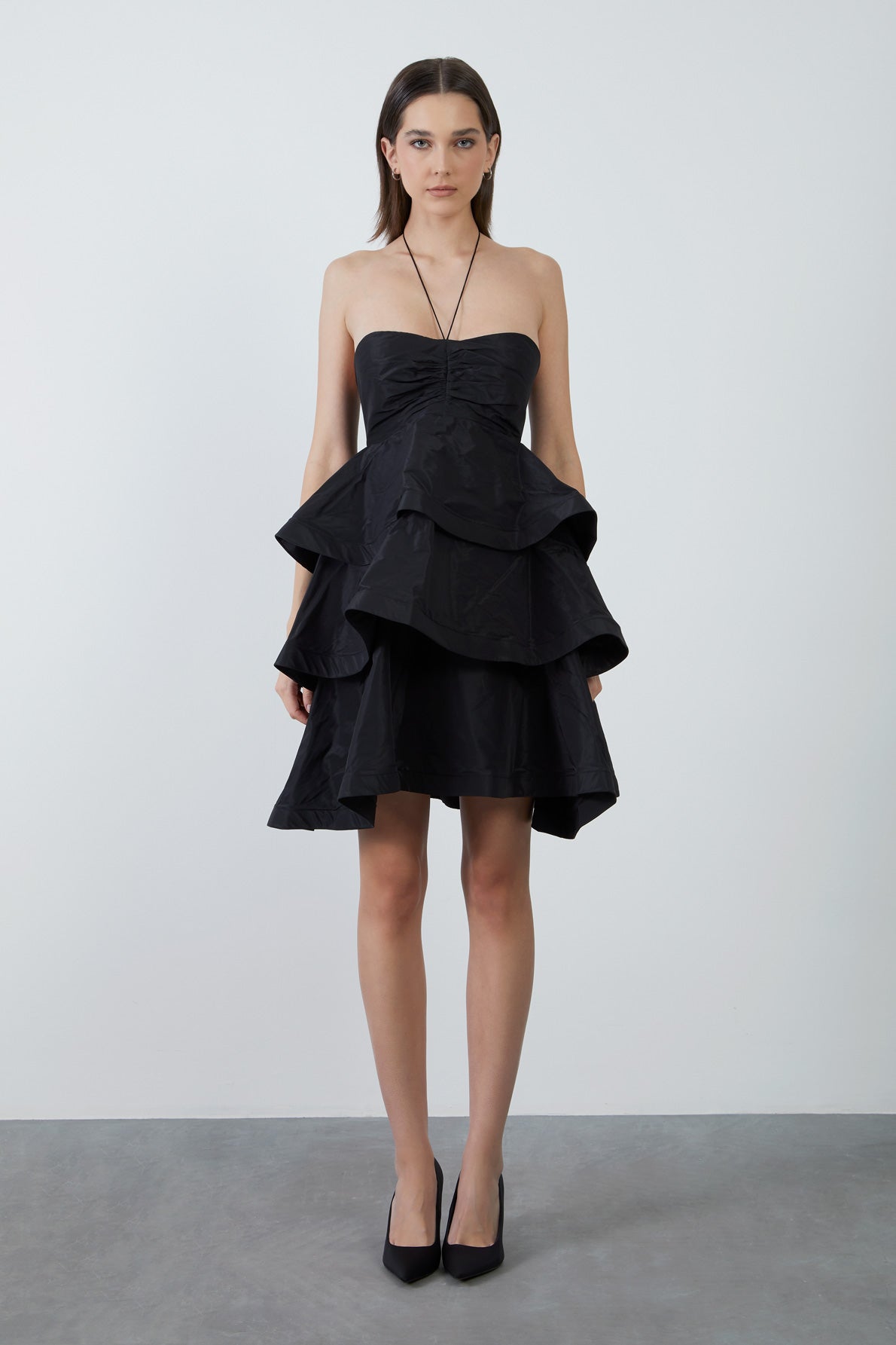 Boyundan Bağlamalı Kalp Yaka Volanlı Straplez Mini Elbise