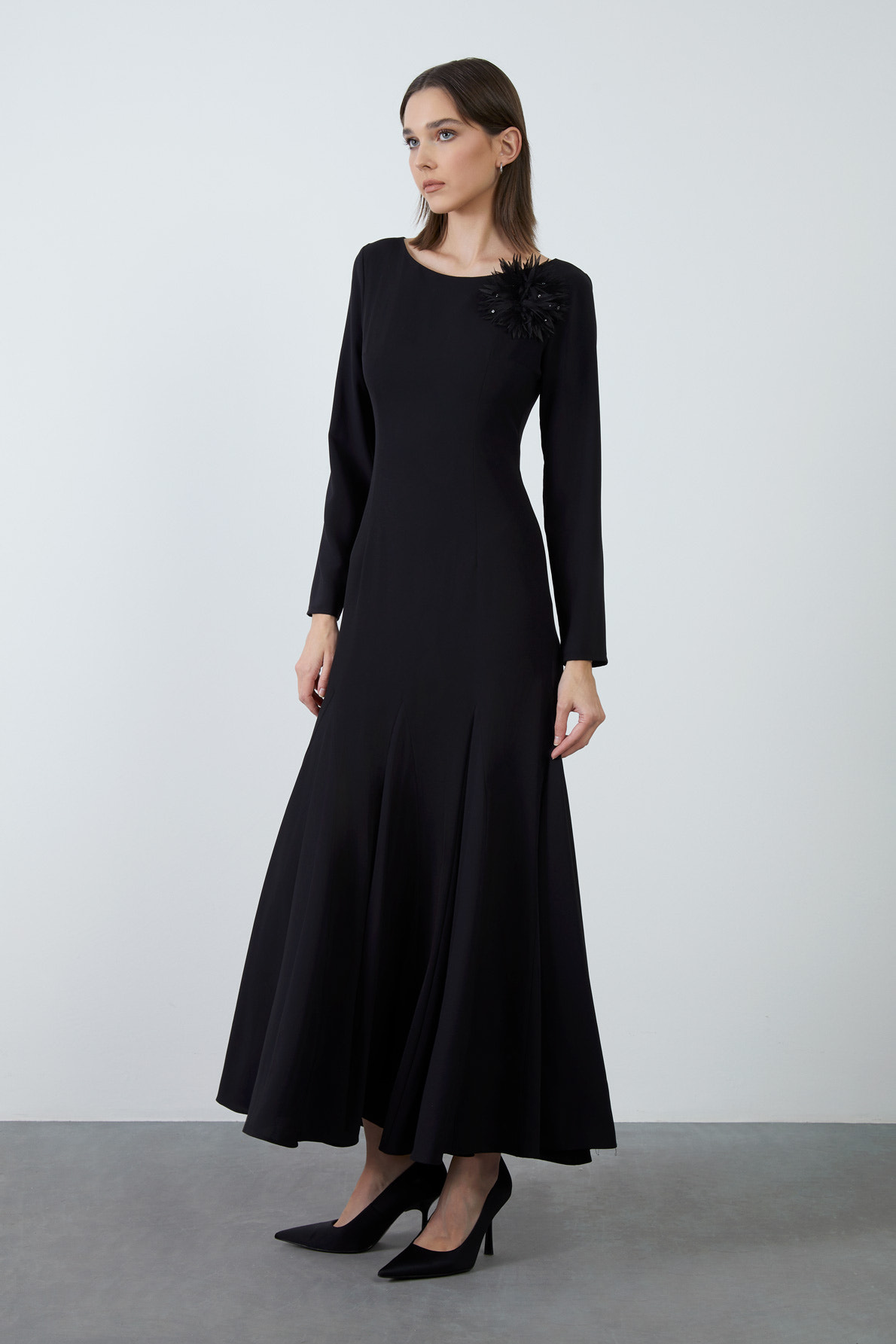 Kristal Taşlı Broş Detaylı Volan Etekli Fermuarlı Uzun Elbise