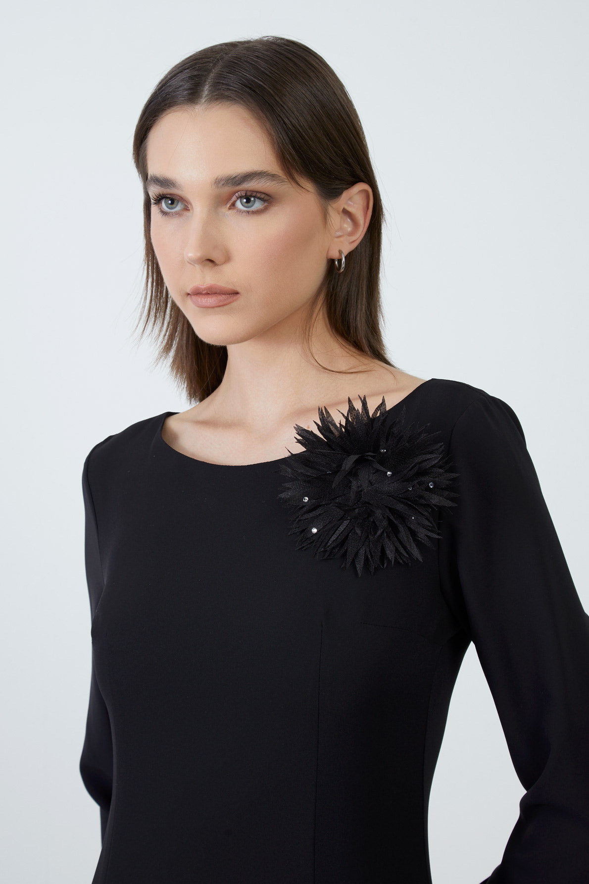 Kristal Taşlı Broş Detaylı Volan Etekli Fermuarlı Uzun Elbise