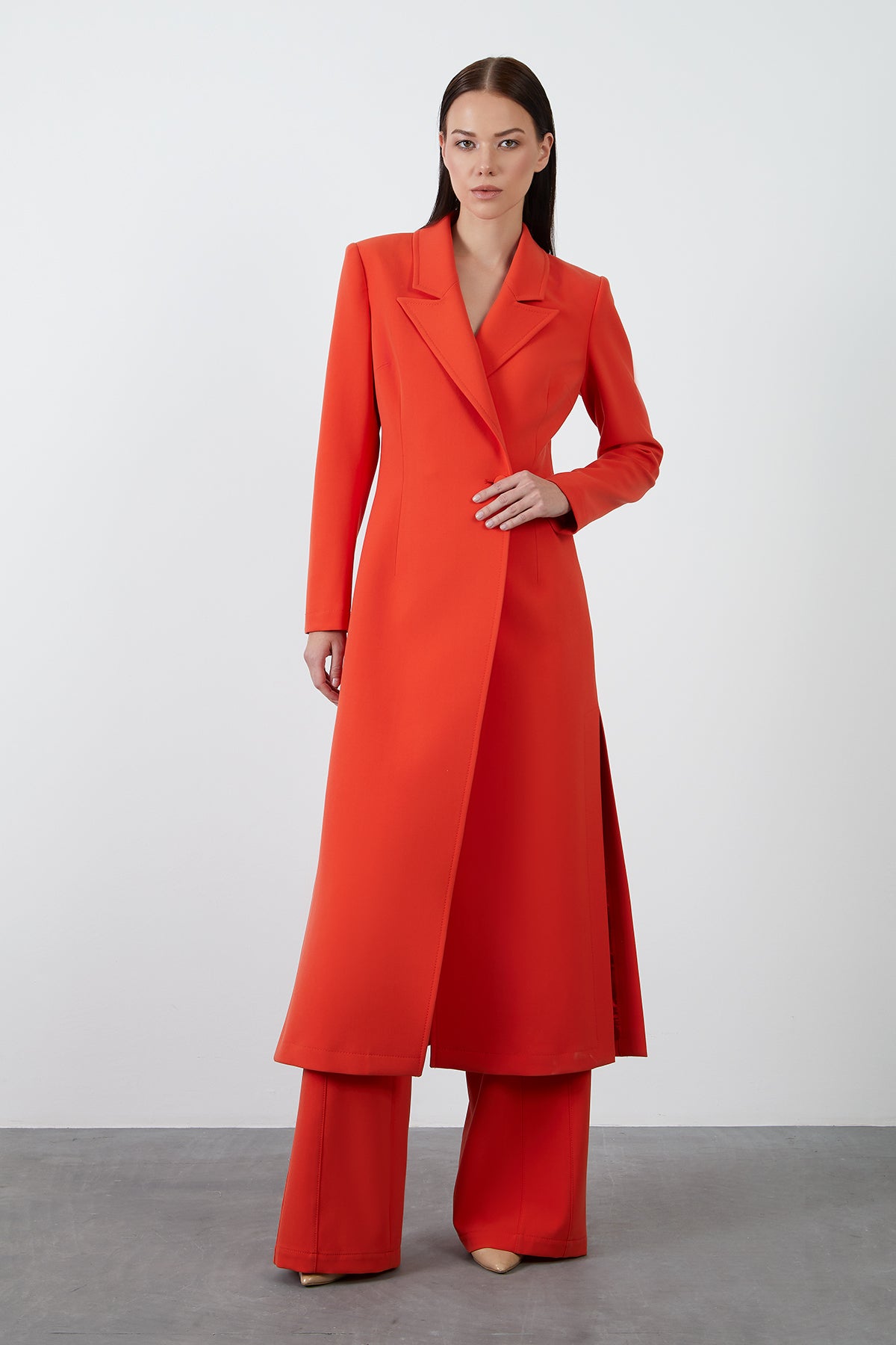 Yırtmaç Detaylı Uzun Ceket