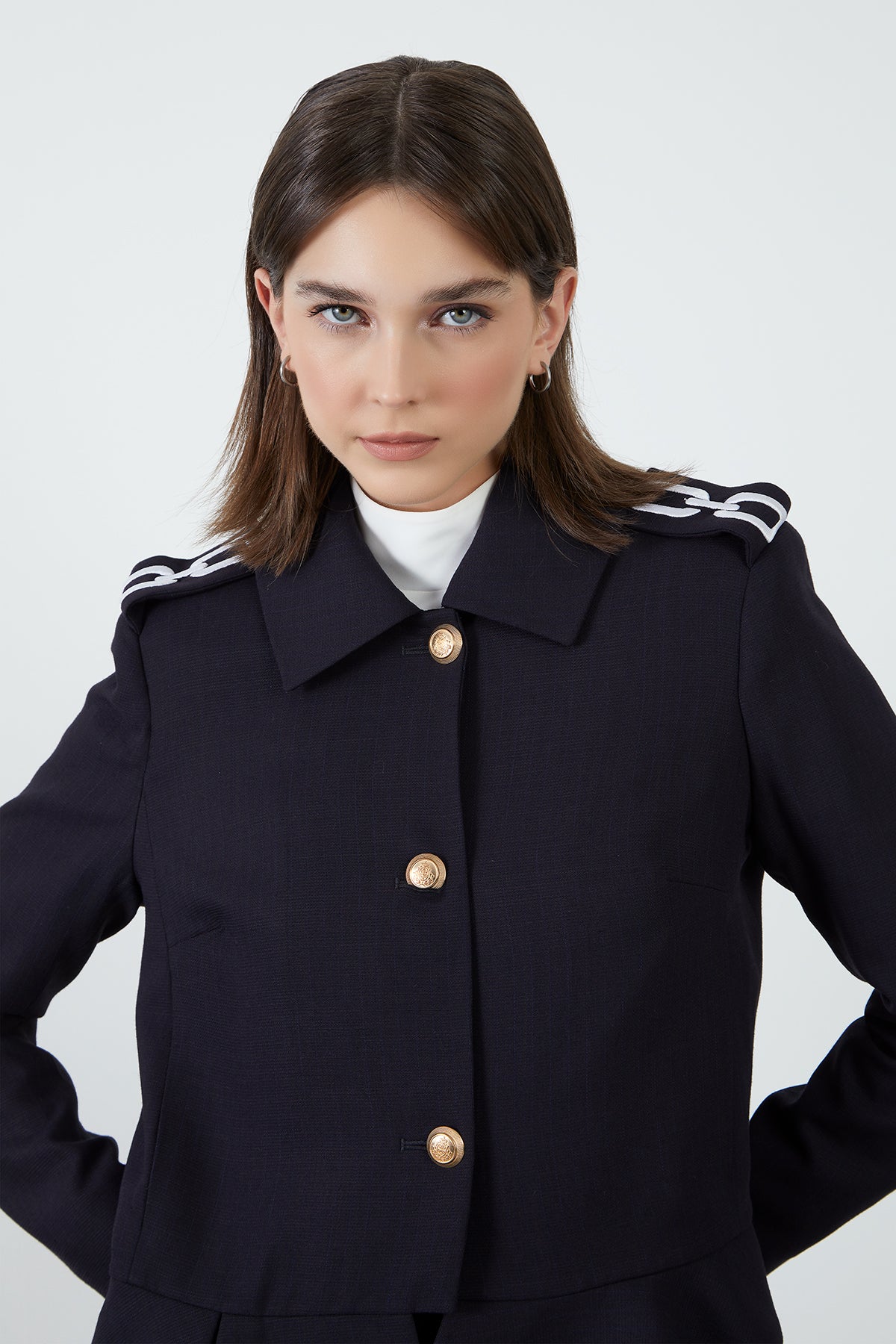 Apoletleri Nakış Detaylı Ceket