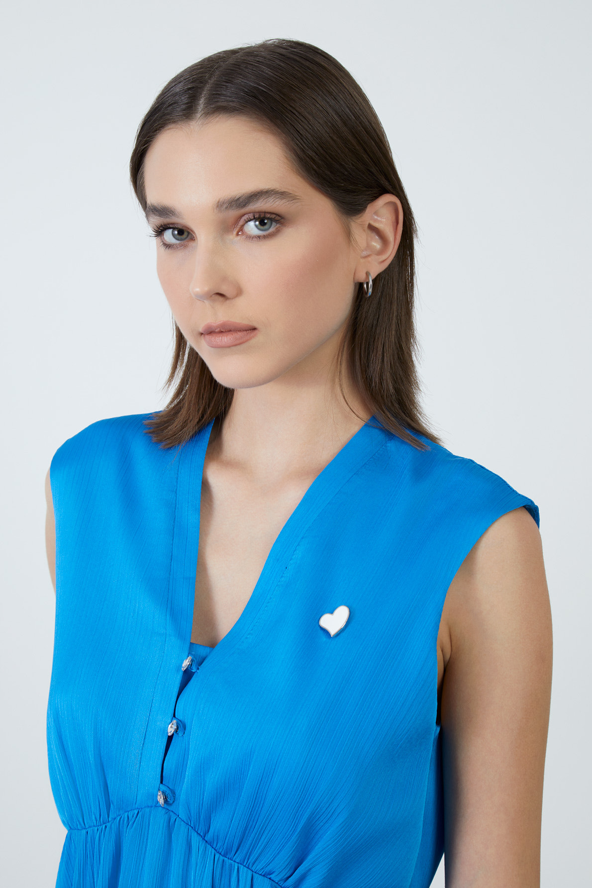 V Yakalı Kalp Broş Detaylı Mini Elbise