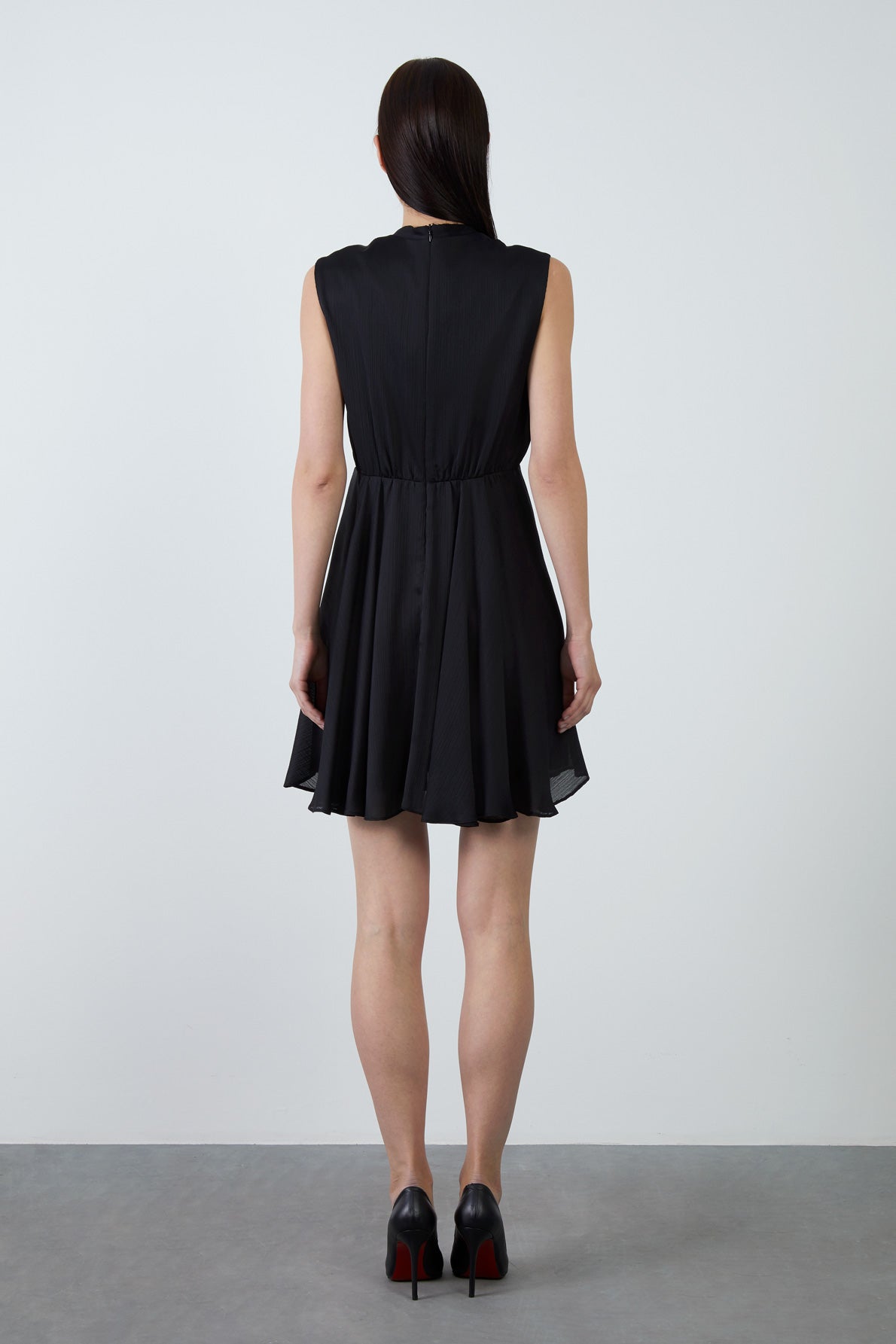 V Yakalı Kalp Broş Detaylı Siyah Mini Elbise