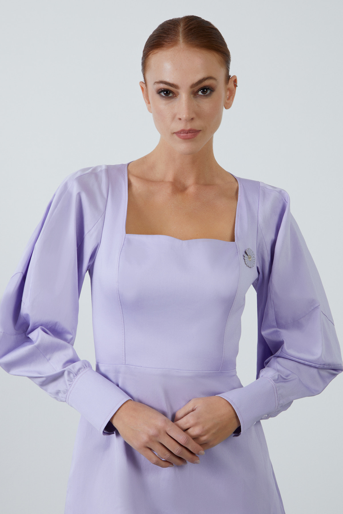 Kalp Yaka Karpuz Kol Detaylı Papatya Baskılı Broşlu Mini Elbise