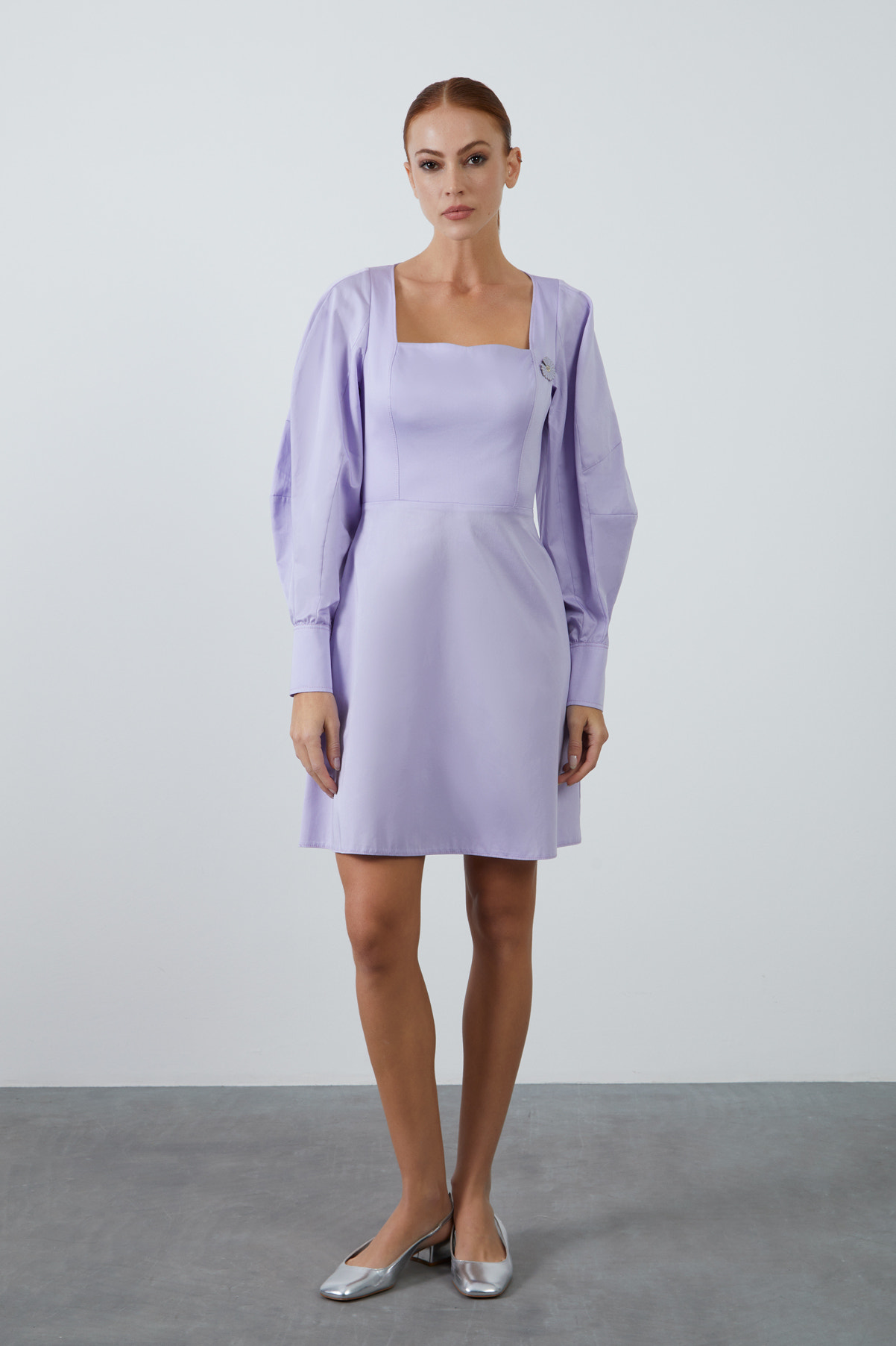 Kalp Yaka Karpuz Kol Detaylı Papatya Baskılı Broşlu Mini Elbise