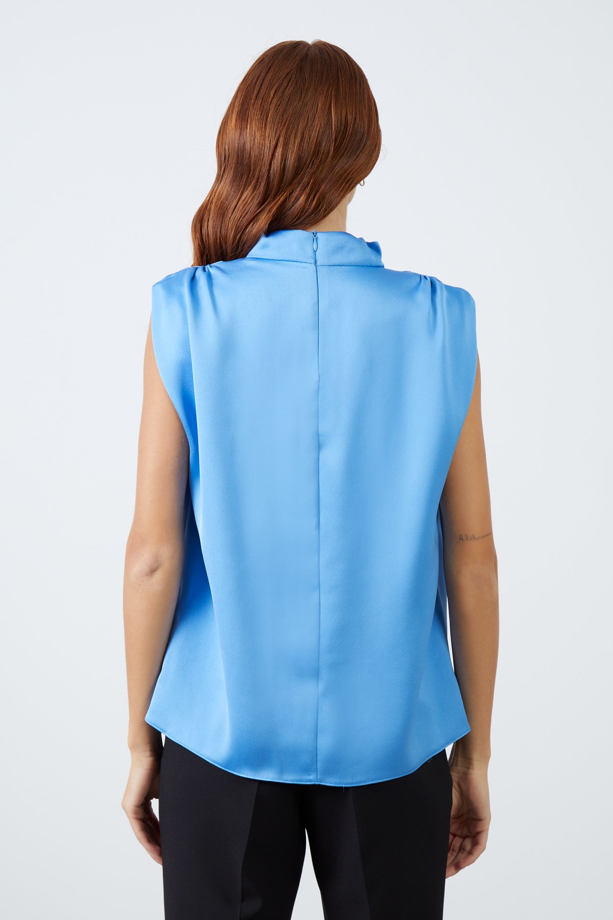 Degaje Yaka Sıfır Kol Bluz