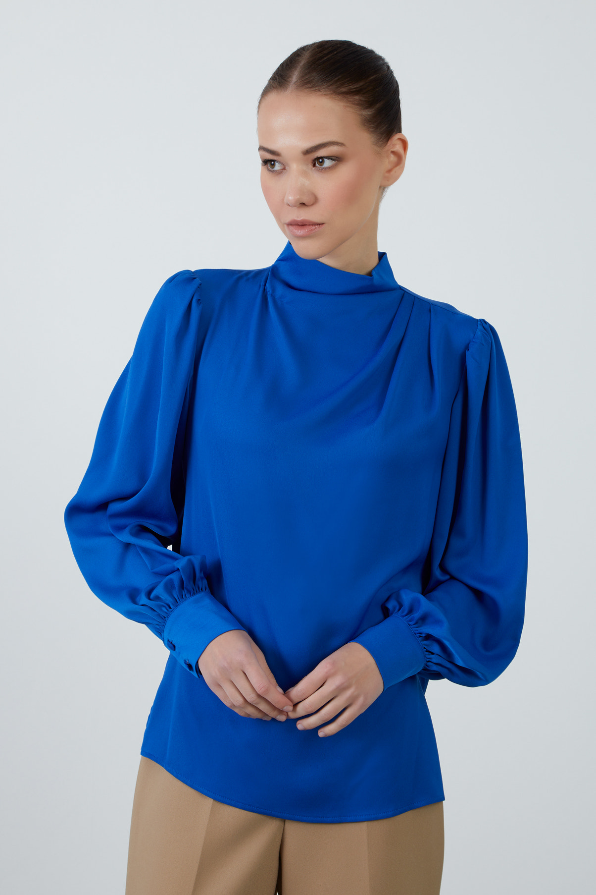 Yandan Yırtmaçlı Boğazlı Dökümlü Saten Bluz