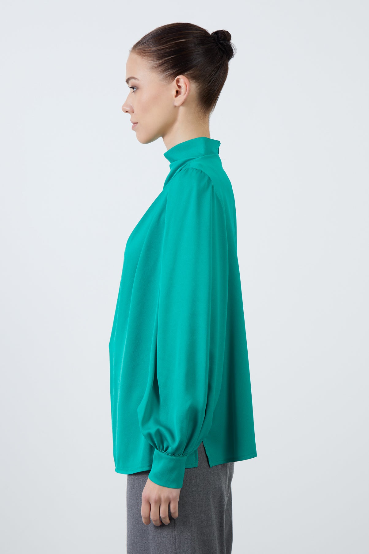 Yandan Yırtmaçlı Boğazlı Dökümlü Saten Bluz