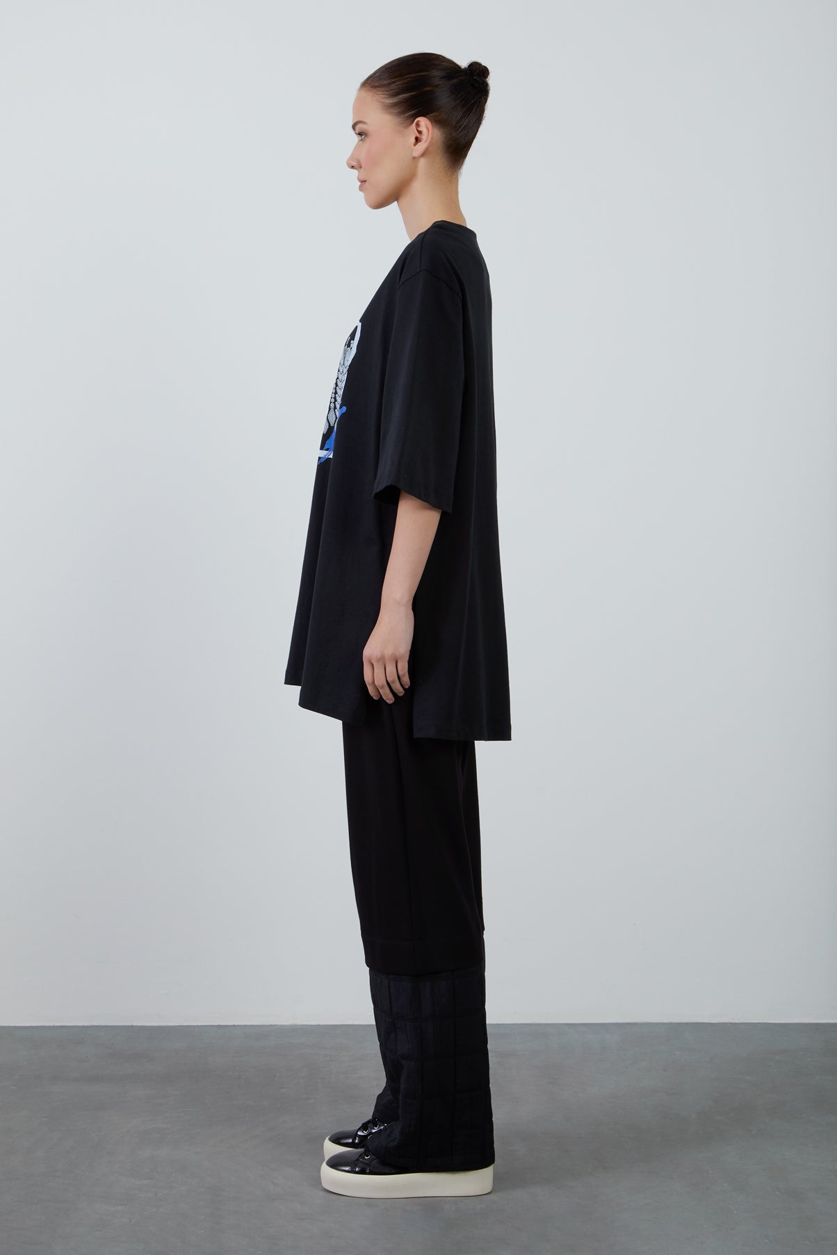 Oversize Yanları Yırtmaçlı Arkası Gizli Fermuarlı Siyah T-Shirt