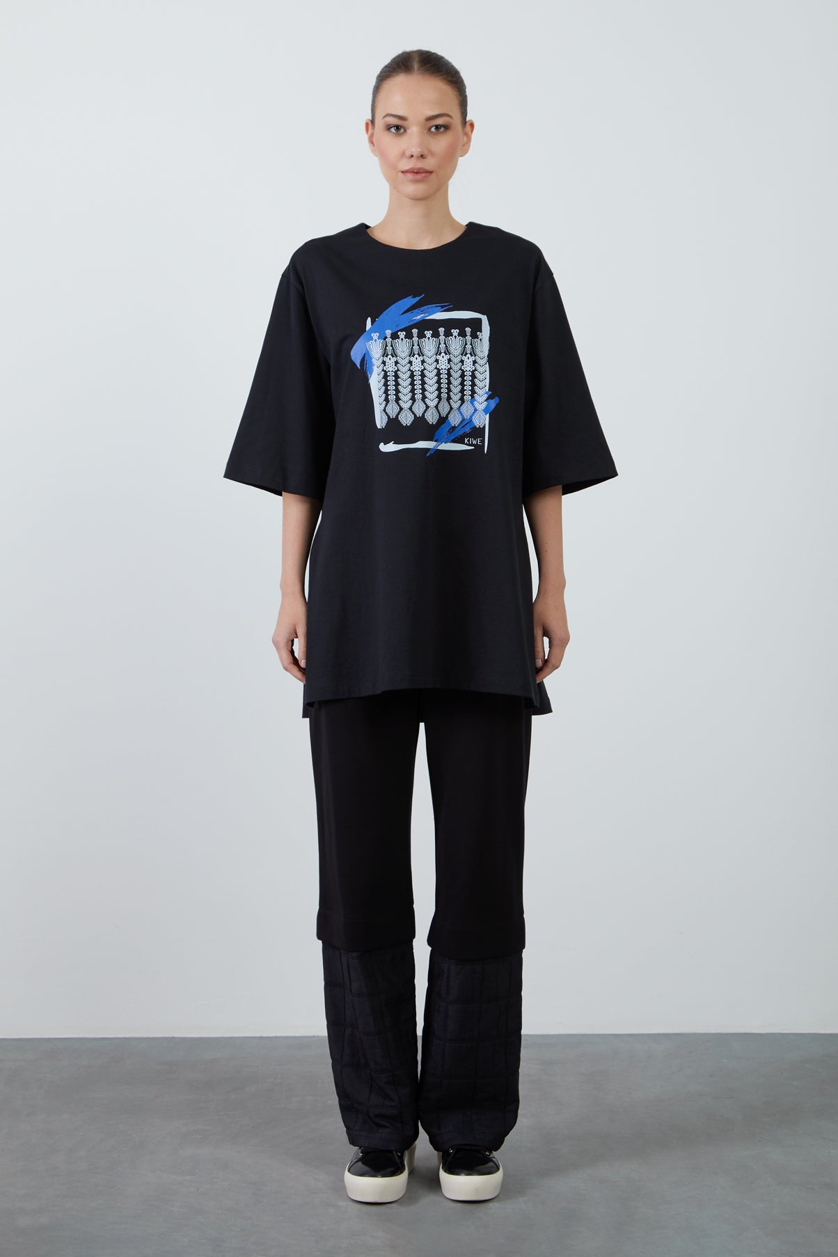 Oversize Yanları Yırtmaçlı Arkası Gizli Fermuarlı Siyah T-Shirt