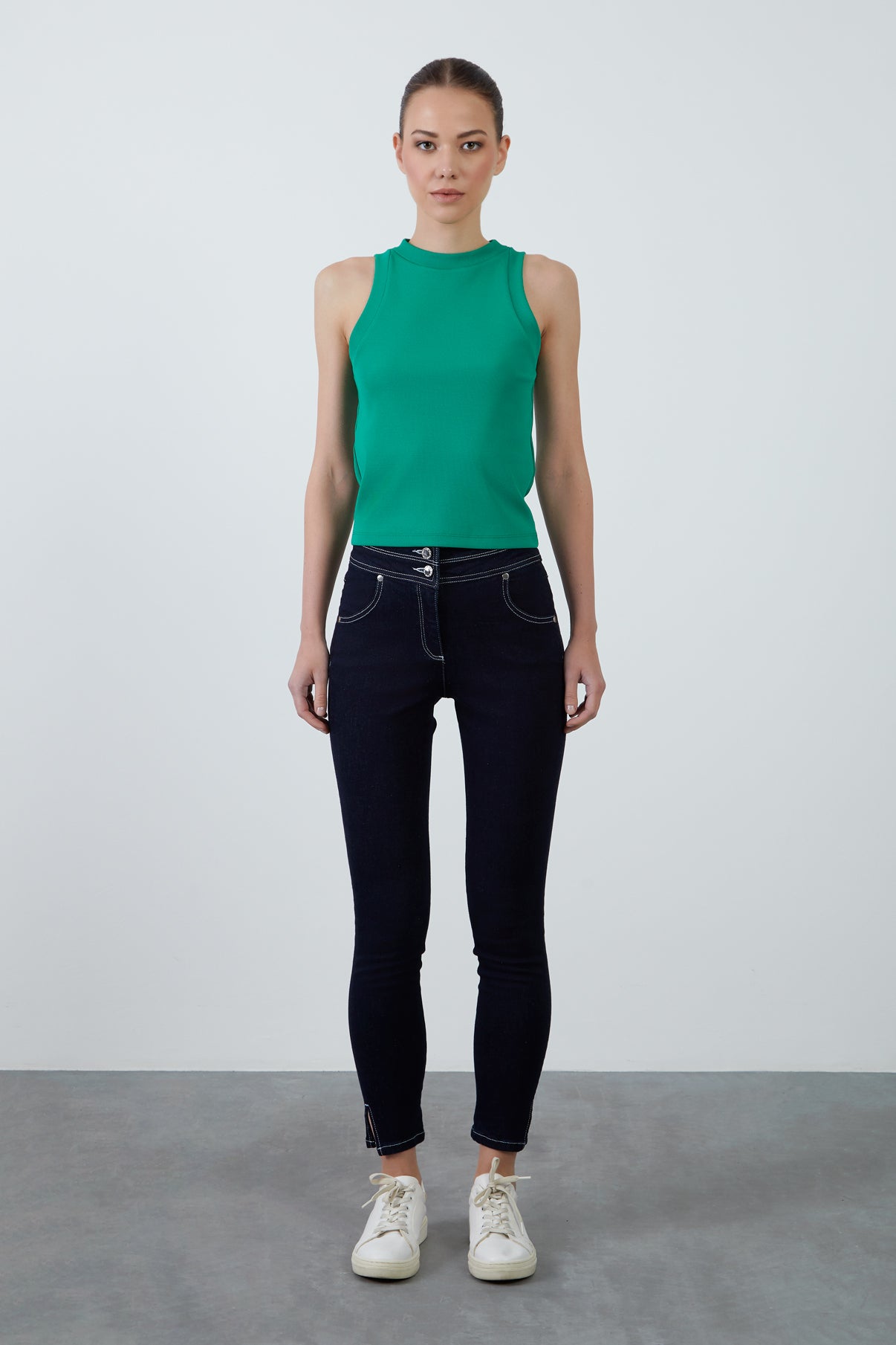 Bisiklet Yaka Sıfır Kollu Basıc Bluz