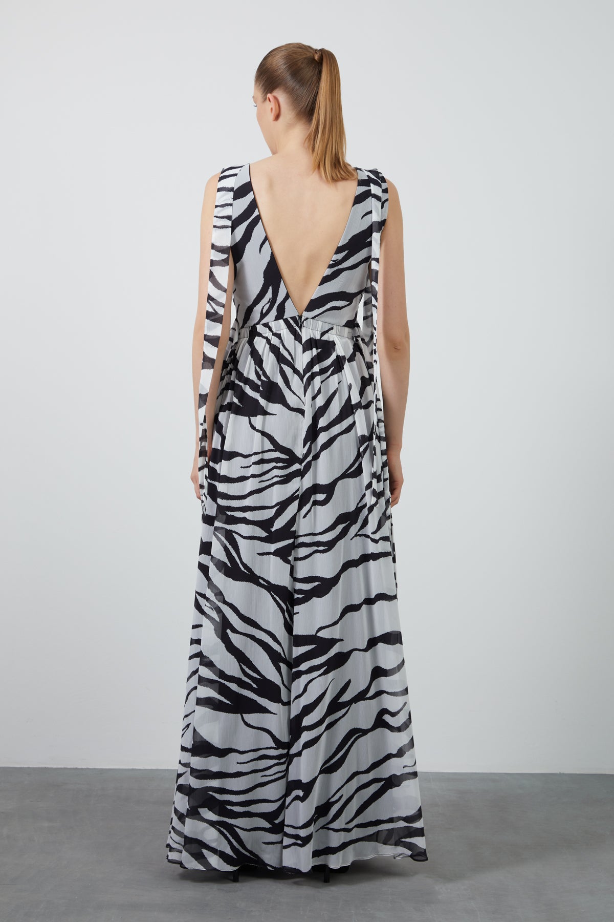 Desenli V Yaka Uzun Elbise