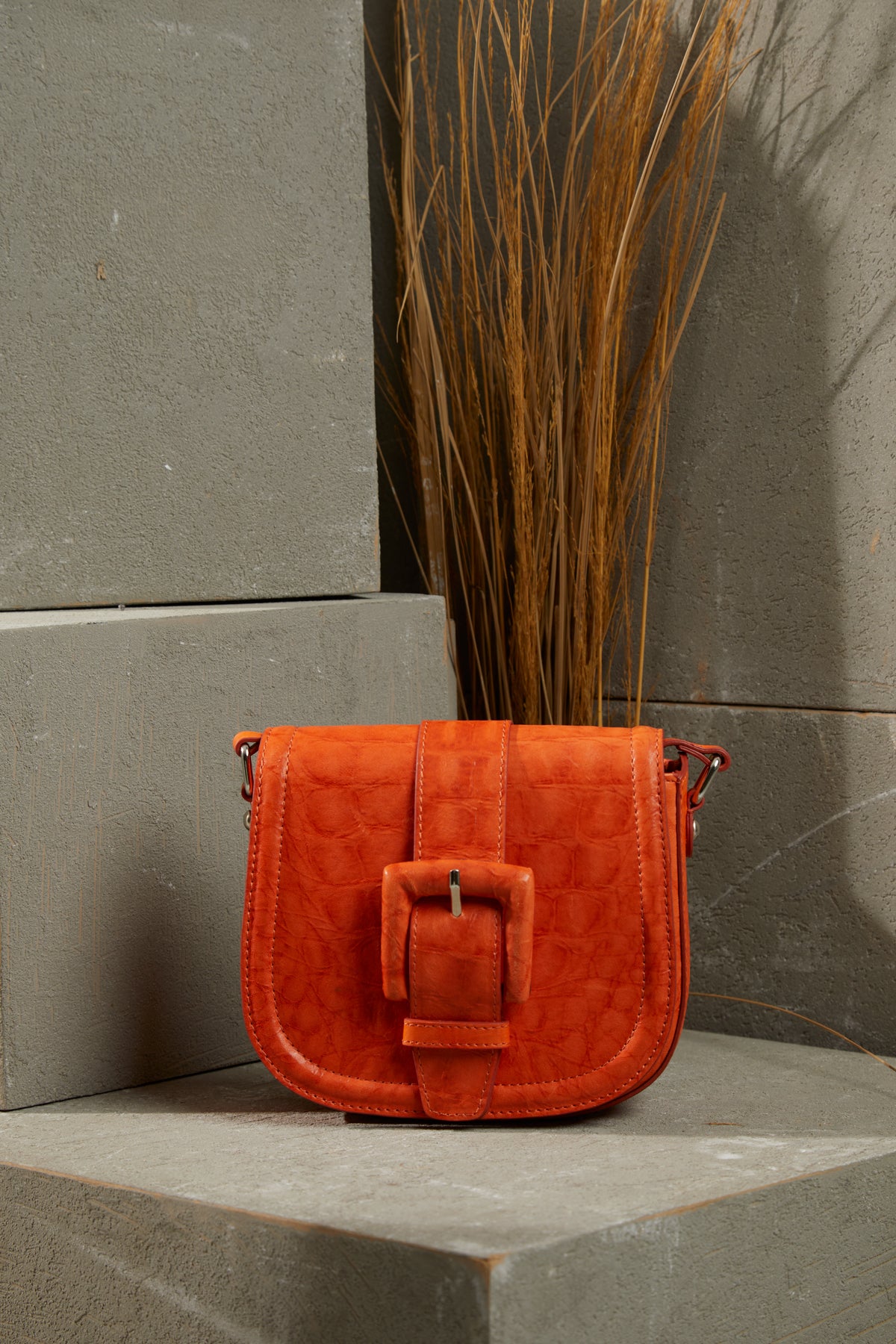 Önü Kemer Tokalı Ayarlanabilir Saplı Desenli Deri Çanta