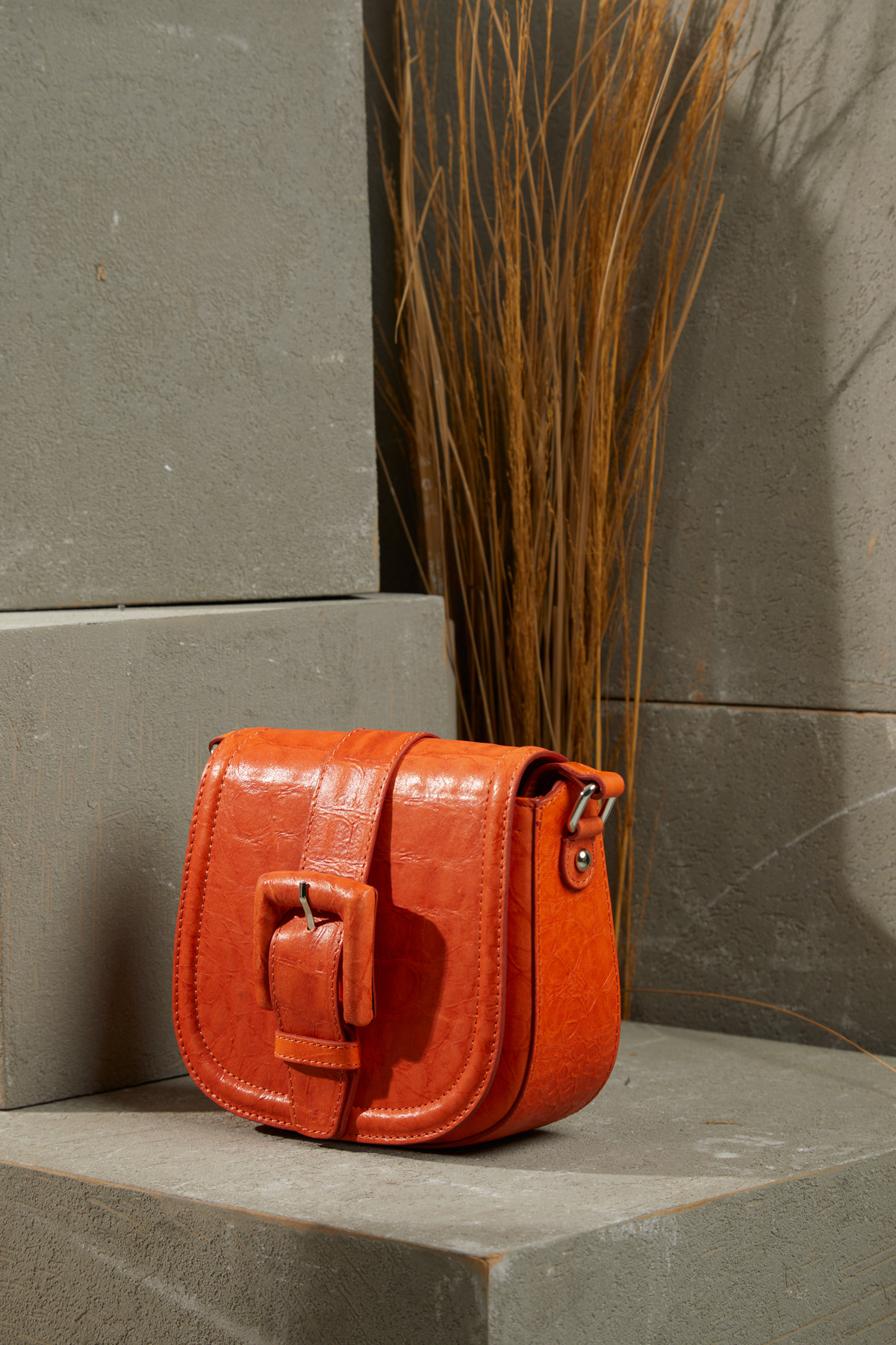 Önü Kemer Tokalı Ayarlanabilir Saplı Desenli Deri Çanta