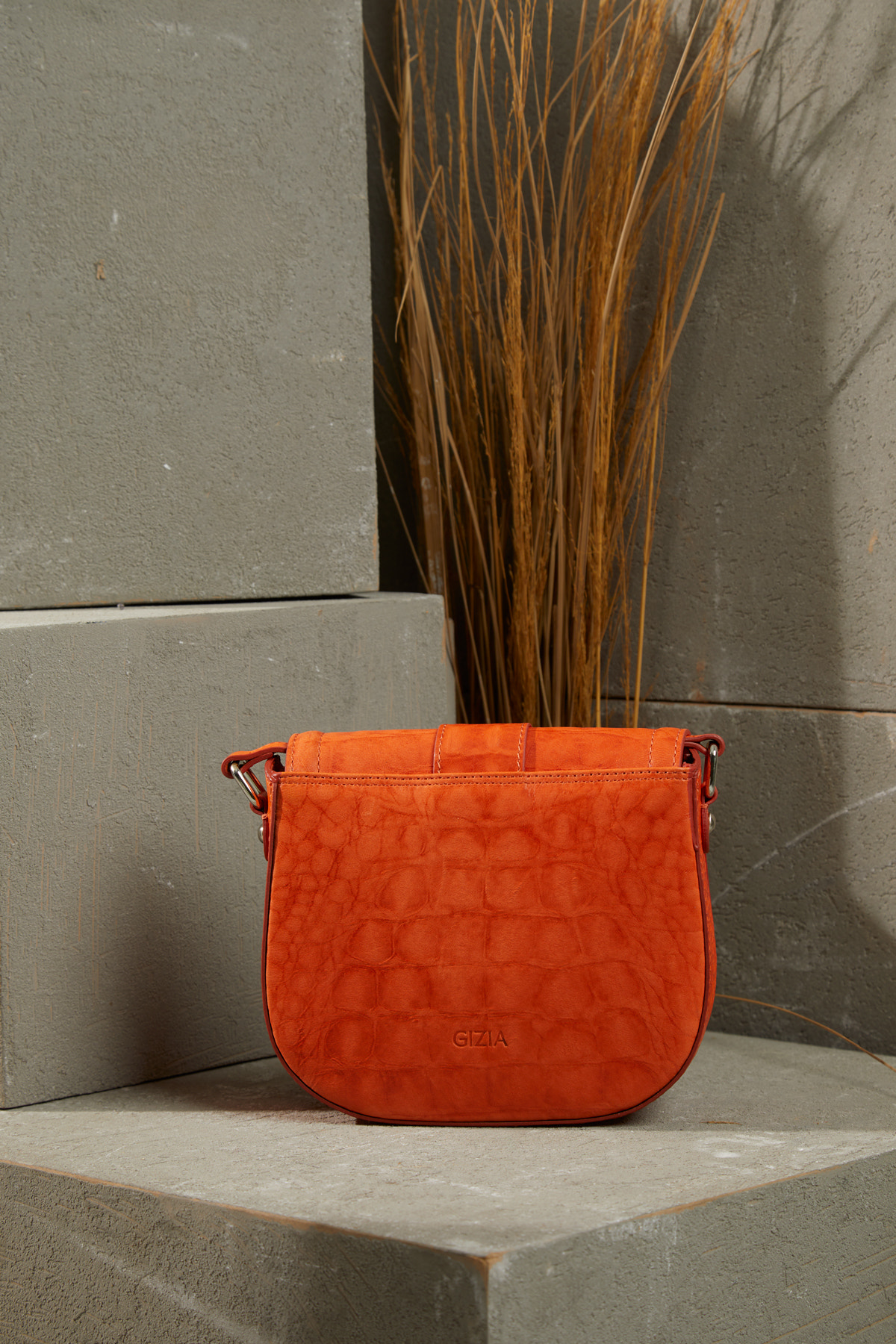 Önü Kemer Tokalı Ayarlanabilir Saplı Desenli Deri Çanta