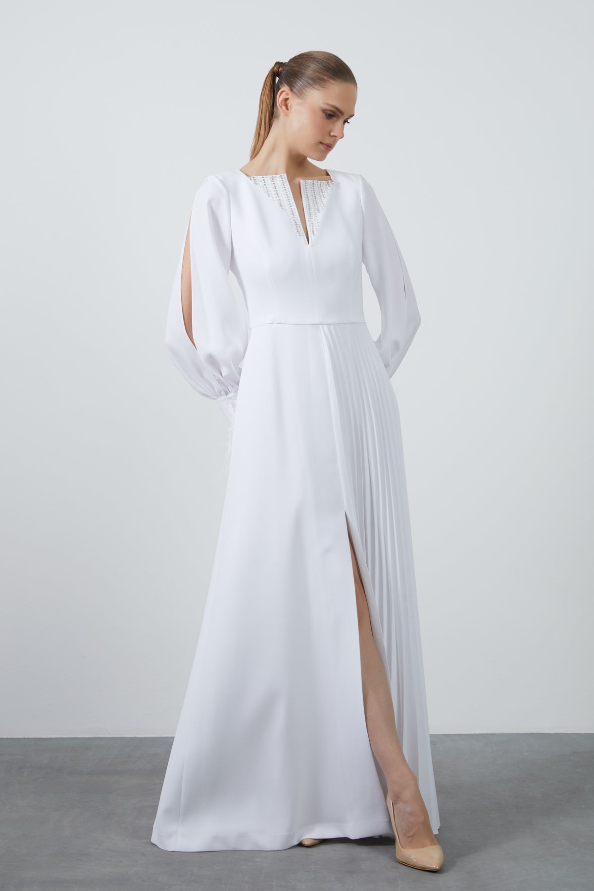 İşleme Ve Tüy Detay Kol Yırtmaçlı Eteği Asimetrik Uzun Elbise