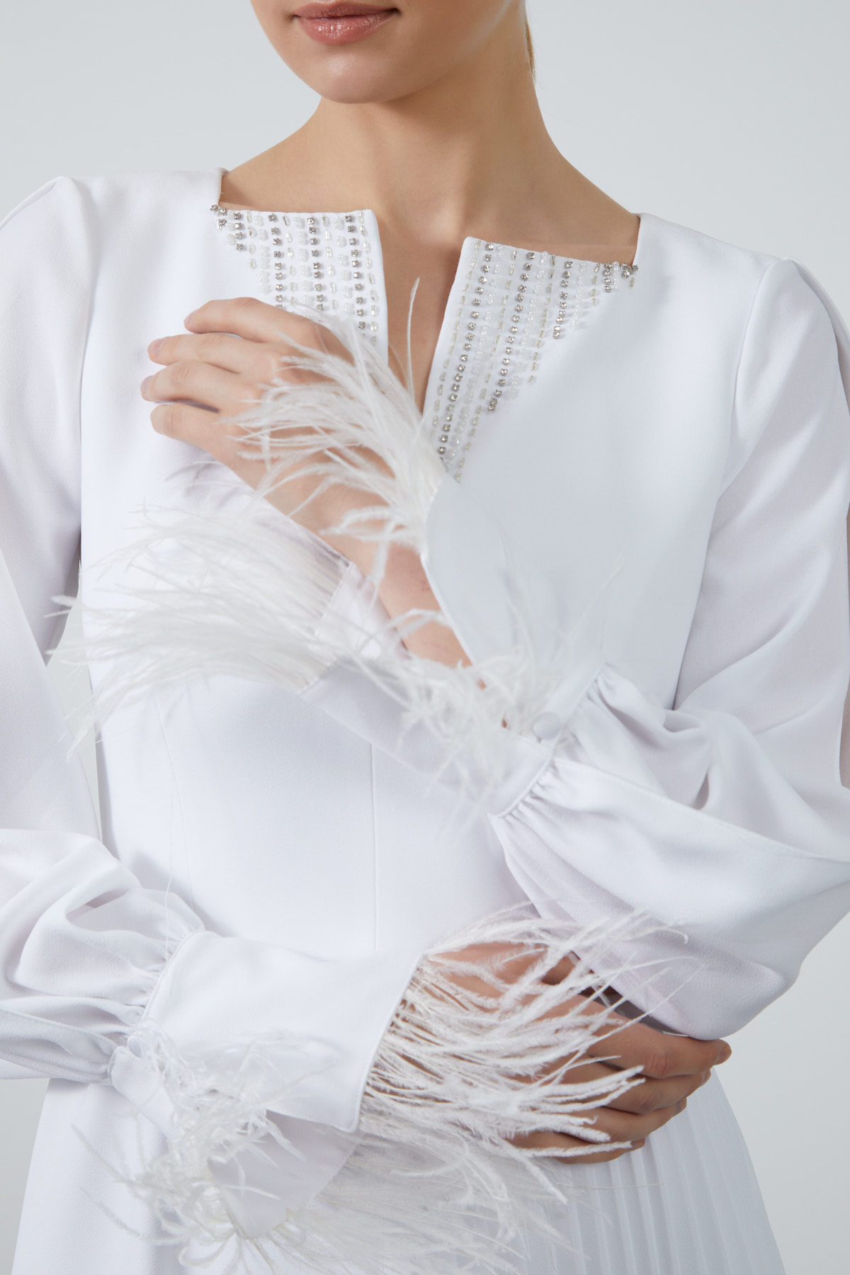 İşleme Ve Tüy Detay Kol Yırtmaçlı Eteği Asimetrik Uzun Elbise