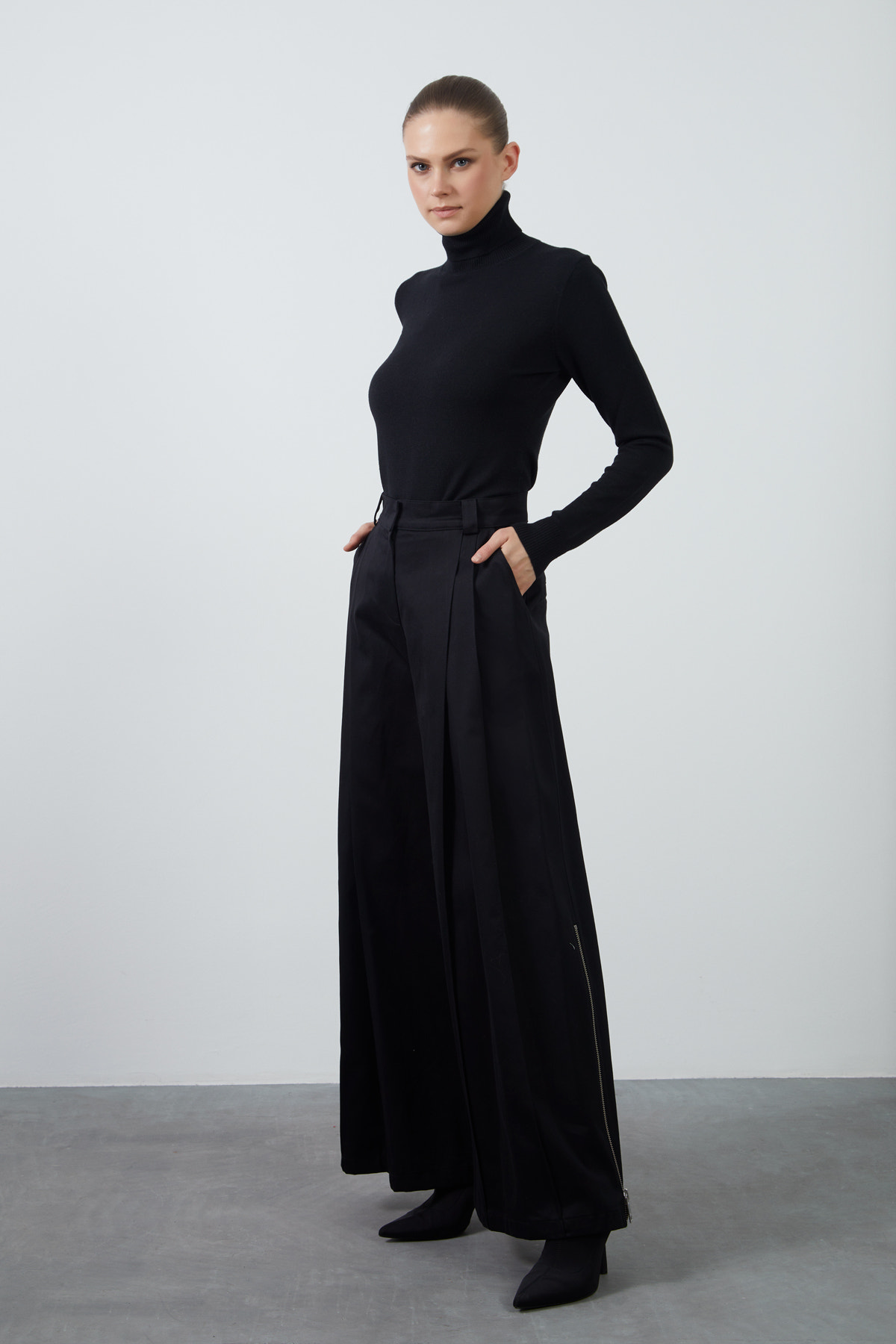 Yan Paçalar Fermuarlı Kare Çıtçıt Kapama Bol Paça Pantolon