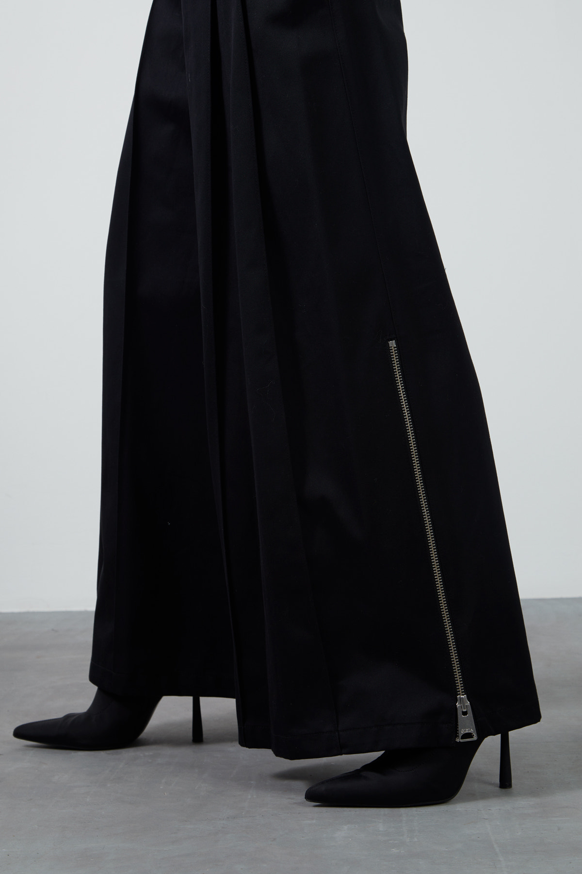 Yan Paçalar Fermuarlı Kare Çıtçıt Kapama Bol Paça Pantolon