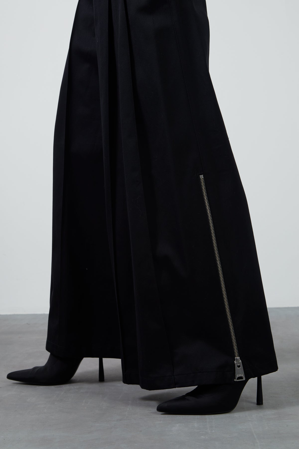 Yan Paçalar Fermuarlı Kare Çıtçıt Kapama Bol Paça Pantolon