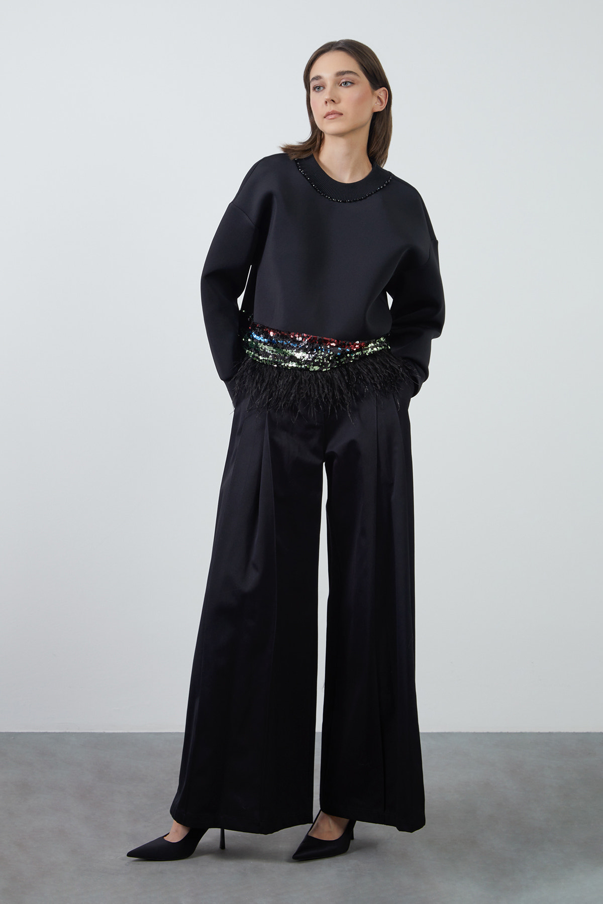 Etek Ucu Tüy Detaylı Pul Payet Garnili Yakası İşlemeli Sweatshirt