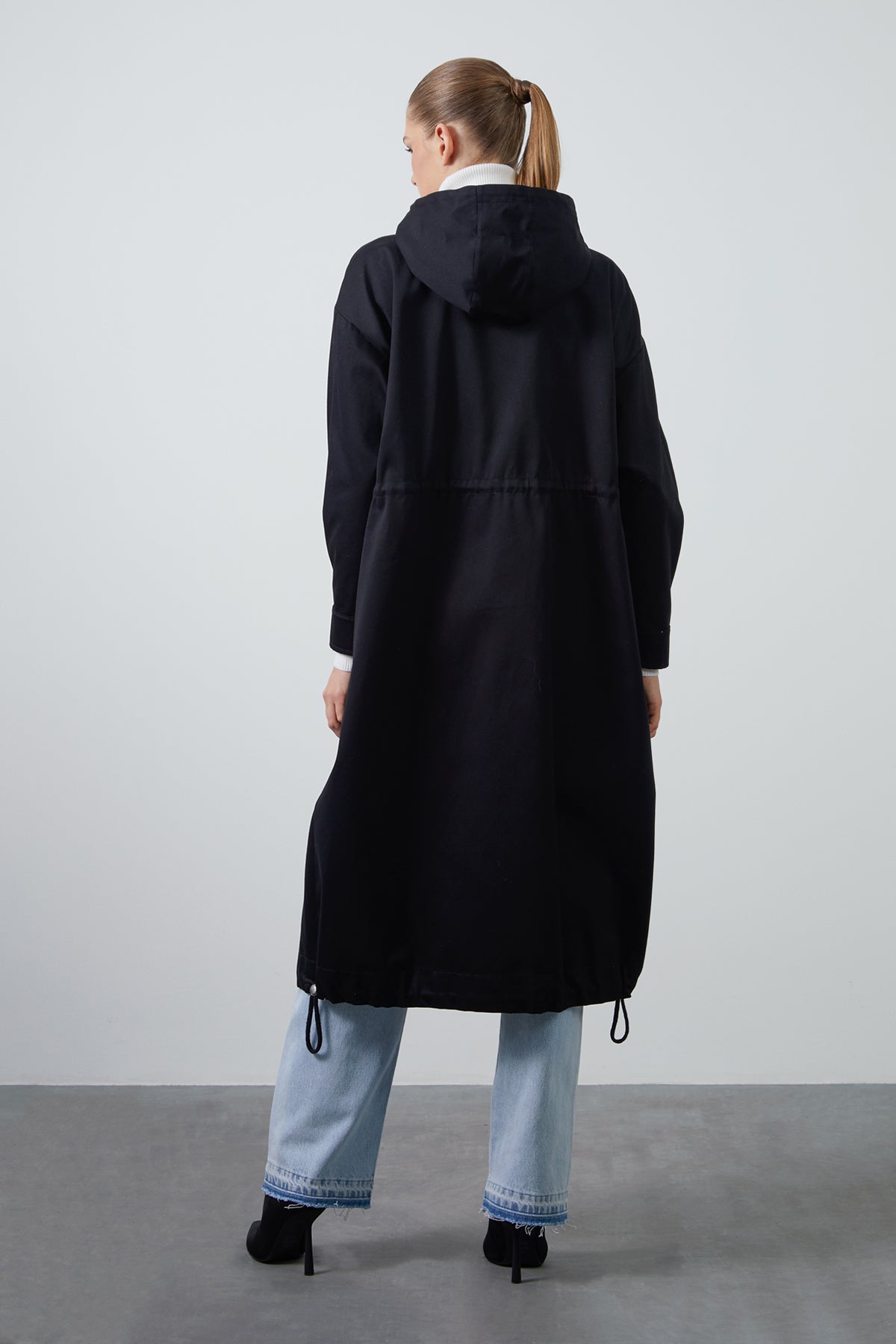Etek Ucu Büzülebilir Kapüşonlu Uzun Trençkot
