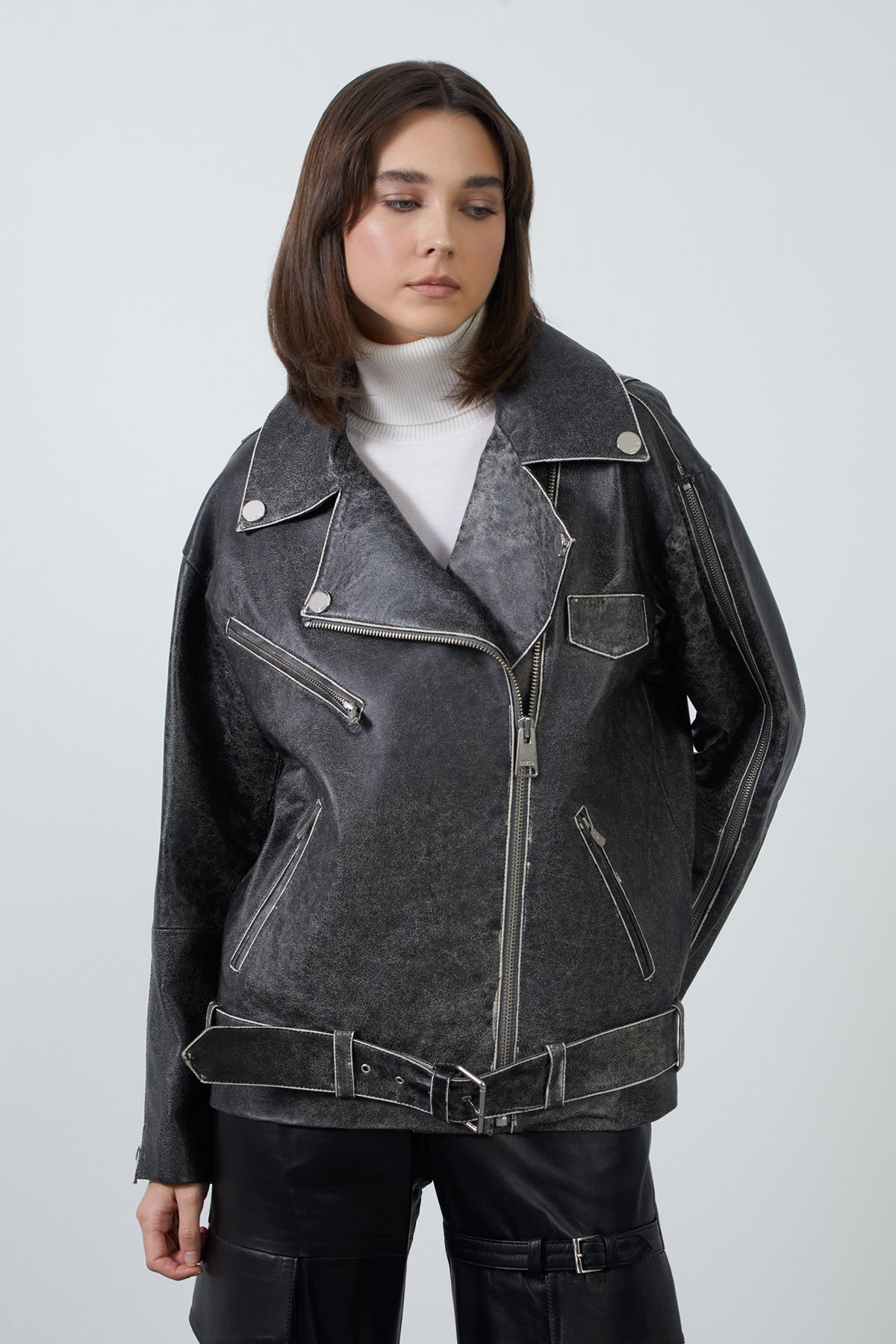 Etek Ucu Kemerli Deri Ceket