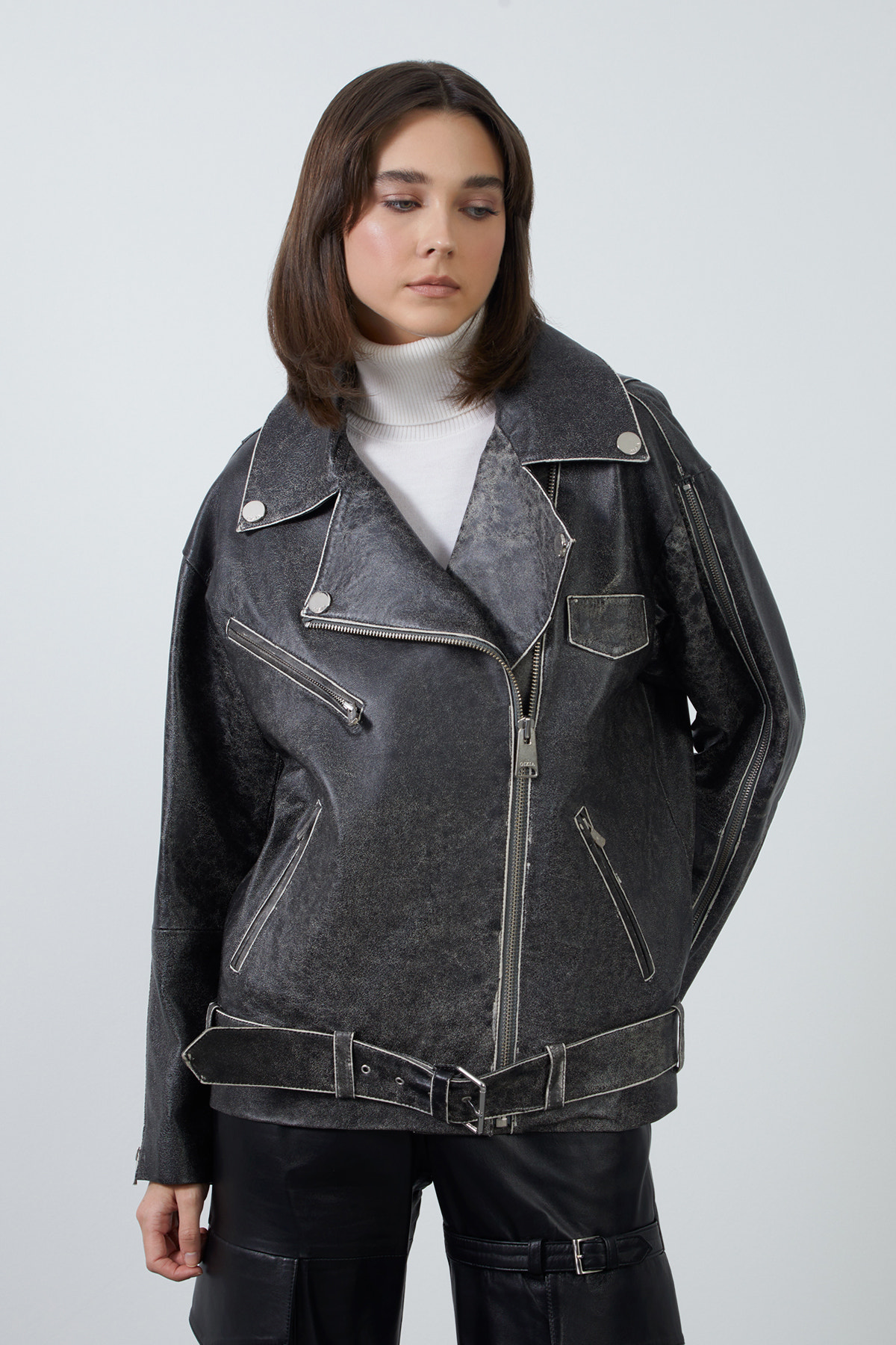 Etek Ucu Kemerli Deri Ceket